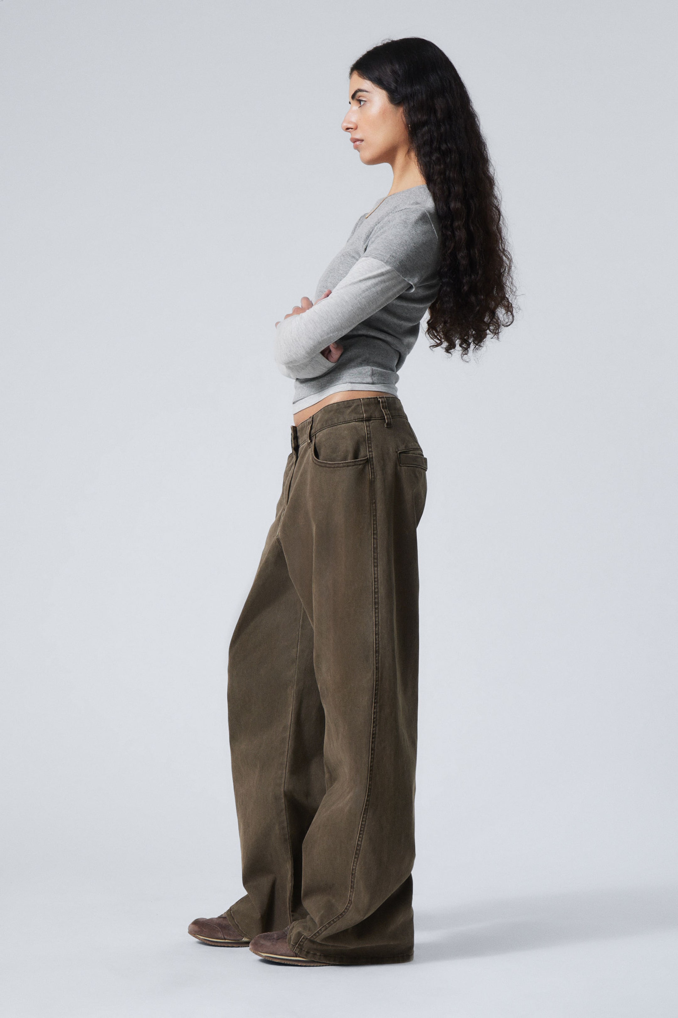 Dunkelbraun - Weite Twillhose mit niedrigem Bund und Washed-Look - 2
