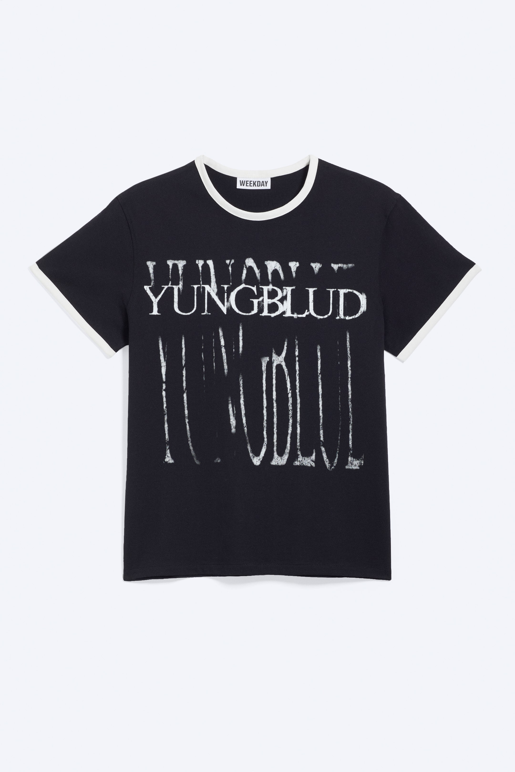 Ver imagen más grande: Una camiseta negra presenta un ribete blanco contrastante en su cuello redondo y mangas cortas. En la parte frontal se muestra un texto gráfico blanco desgastado que dice "HUMAN" encima de "YUNGBLUD," con "YUNGBLUD" repetido debajo.