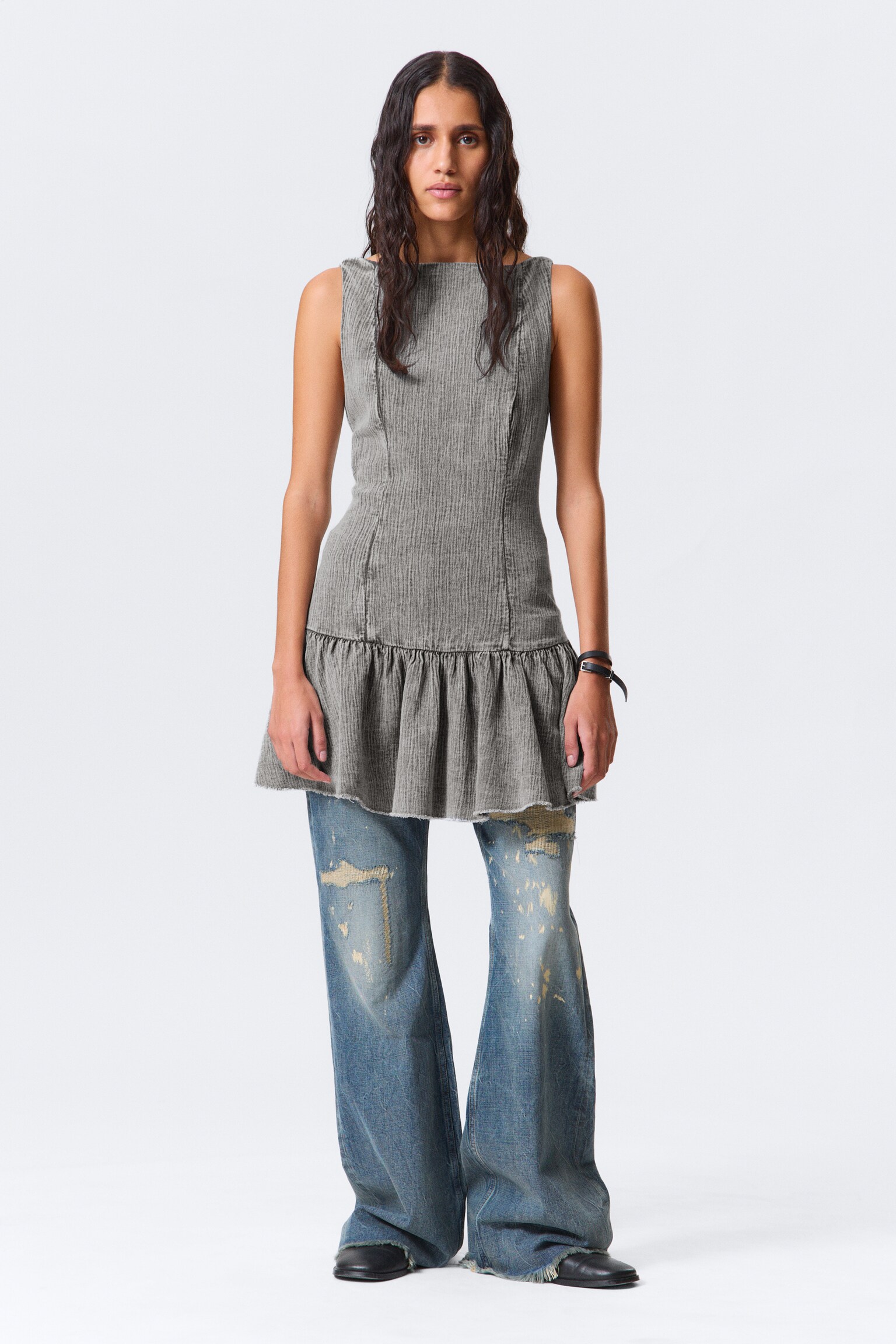 Rozszerzana sukienka z diagonalu z dekoltem w łódeczkę - Washed Grey