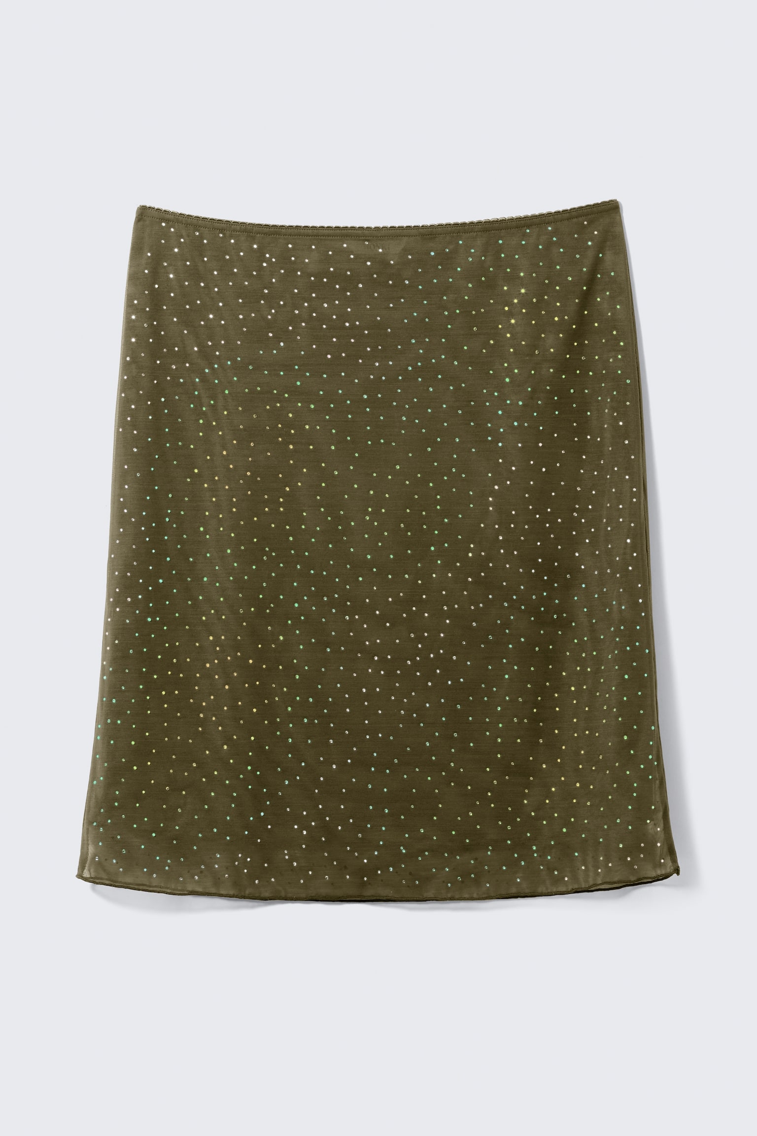 Vista frontale di una gonna verde oliva che mostra piccole paillettes iridescenti sparse su tutta la sua superficie. Il bordo superiore presenta un delicato orlo a smerlo.