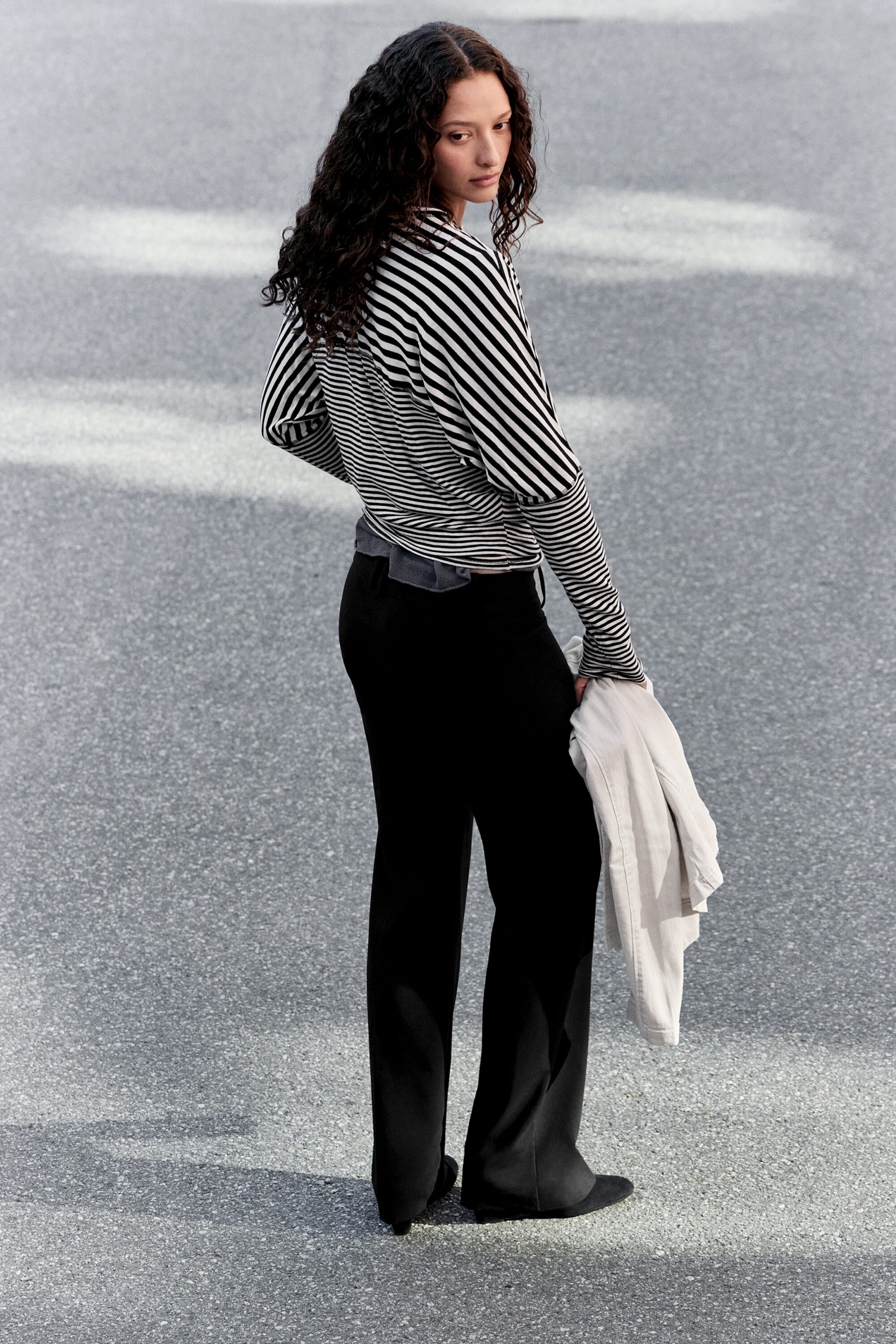 Black - Low-Rise Straight Suiting Trousers - 2