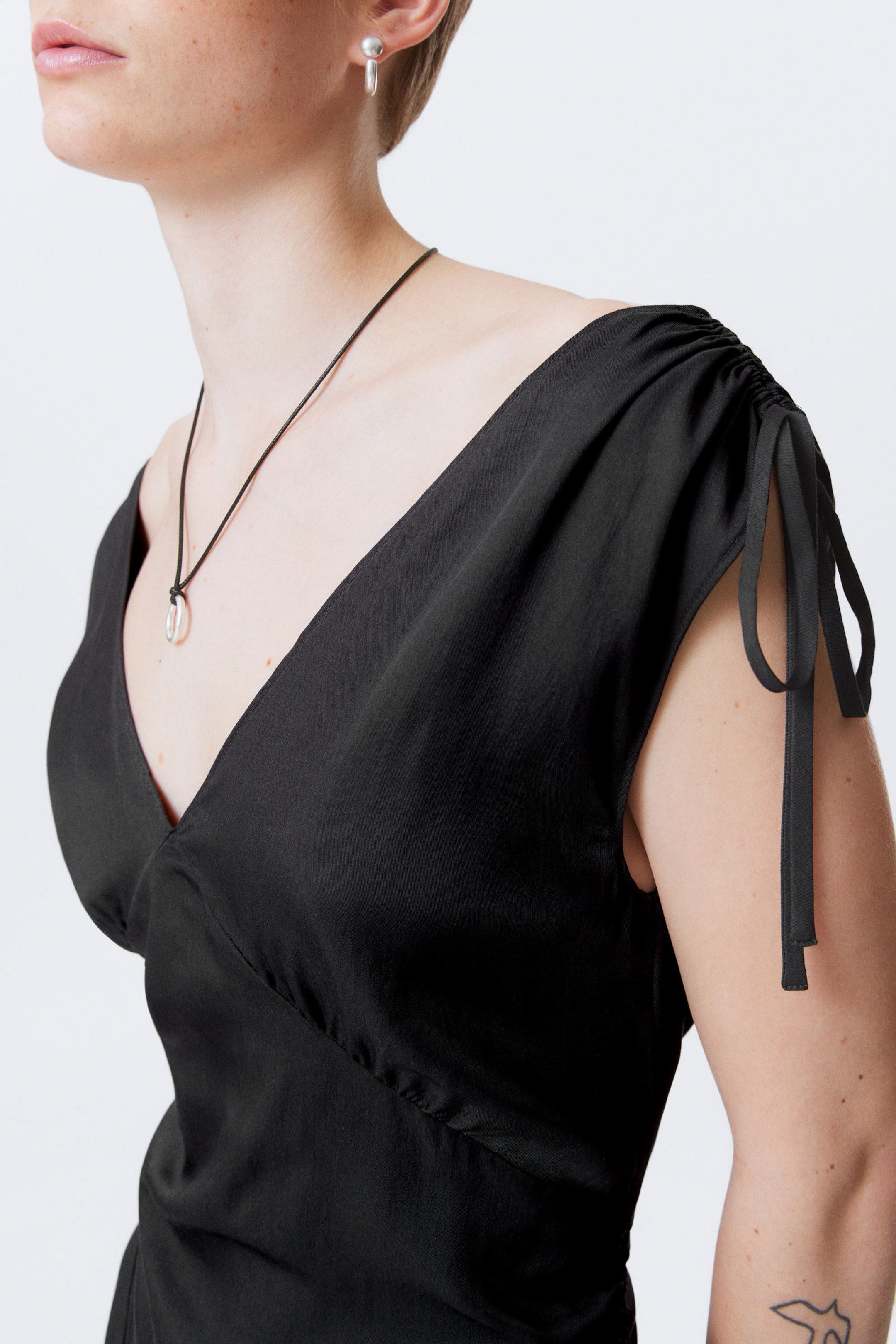 #3A3A3D - Ärmelloses Minikleid mit V-Ausschnitt - 2