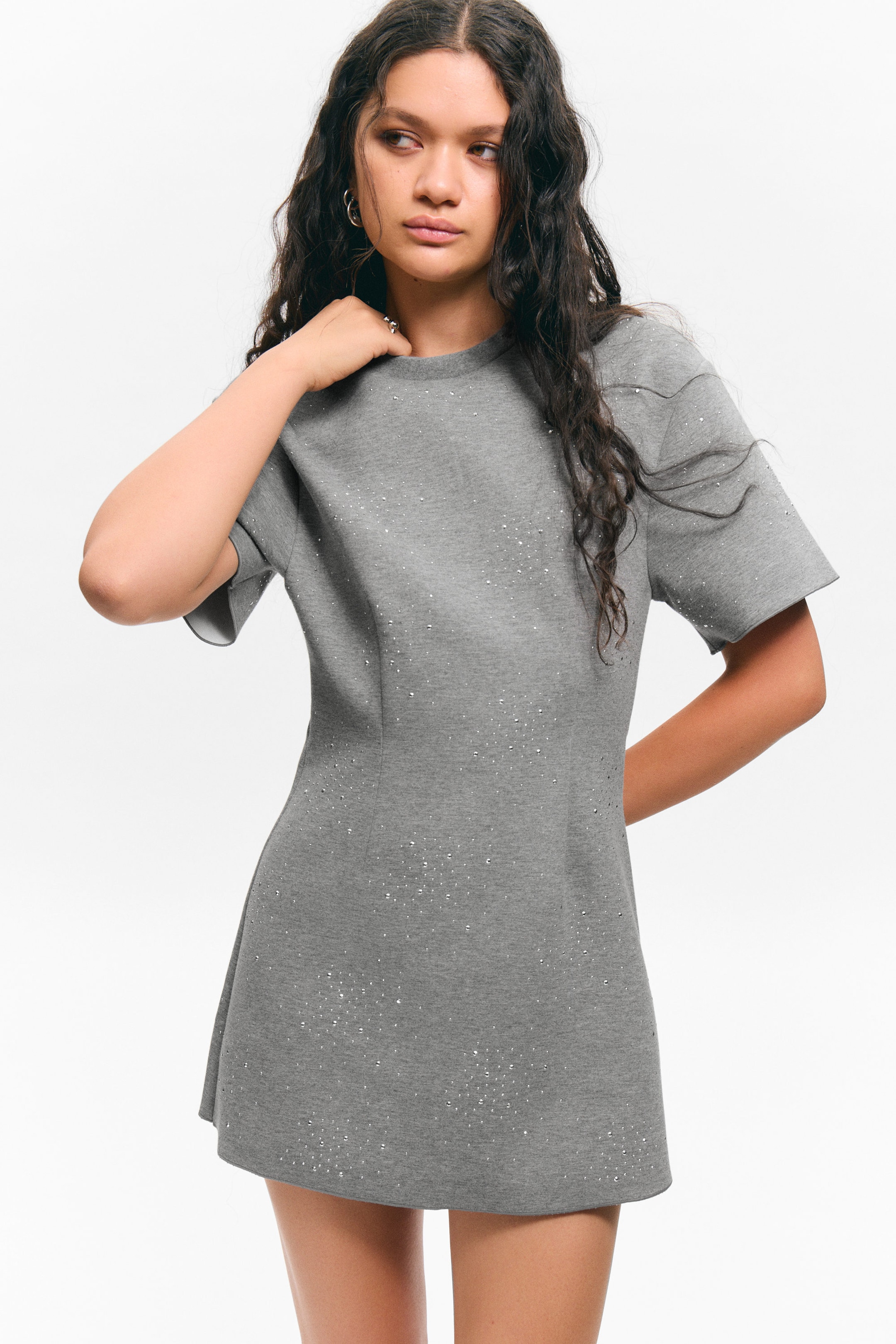 Grau meliert - Nieten - Mini-T-Shirt-Kleid mit Nieten - 2