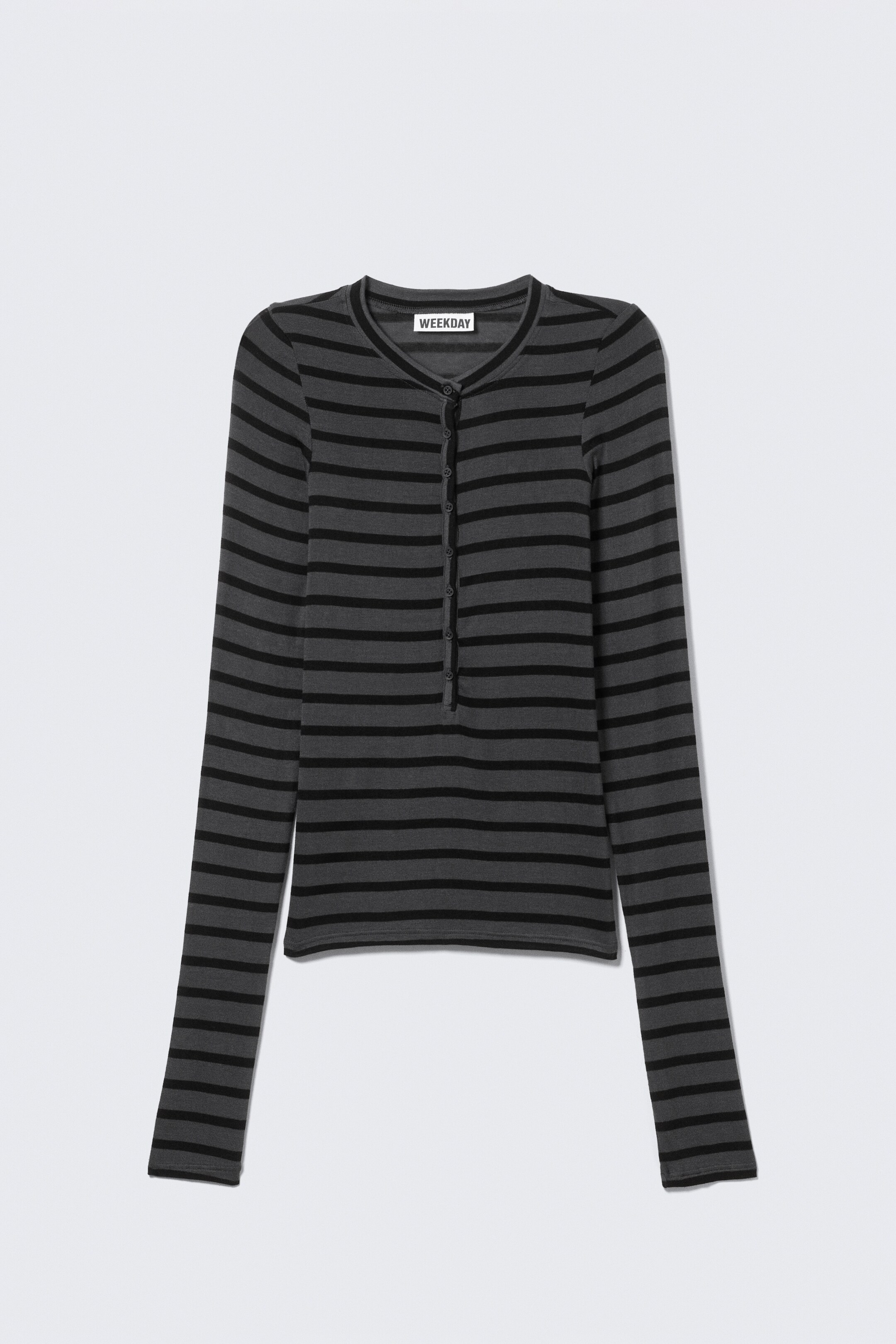 Agrandir l'image: Un haut Henley ajusté à manches longues est présenté de face, arborant un tricot côtelé gris foncé avec des rayures horizontales noires. Il est conçu avec un col rond, une patte de boutonnage à huit boutons et des manches légèrement plus longues, se terminant par des poignets droits et un ourlet droit.