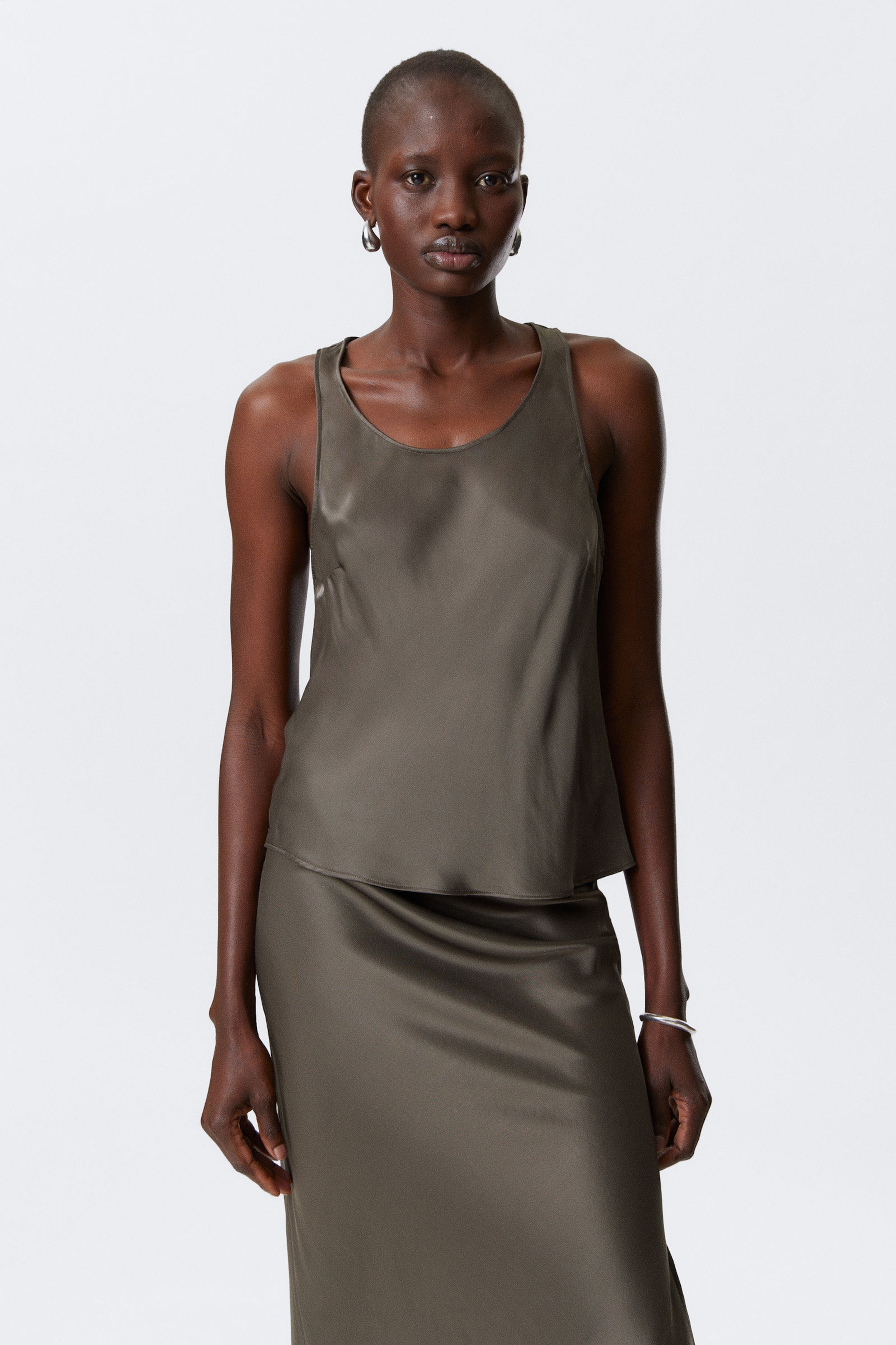 Mörk mullvad - Lång smal singlet i satin - 1