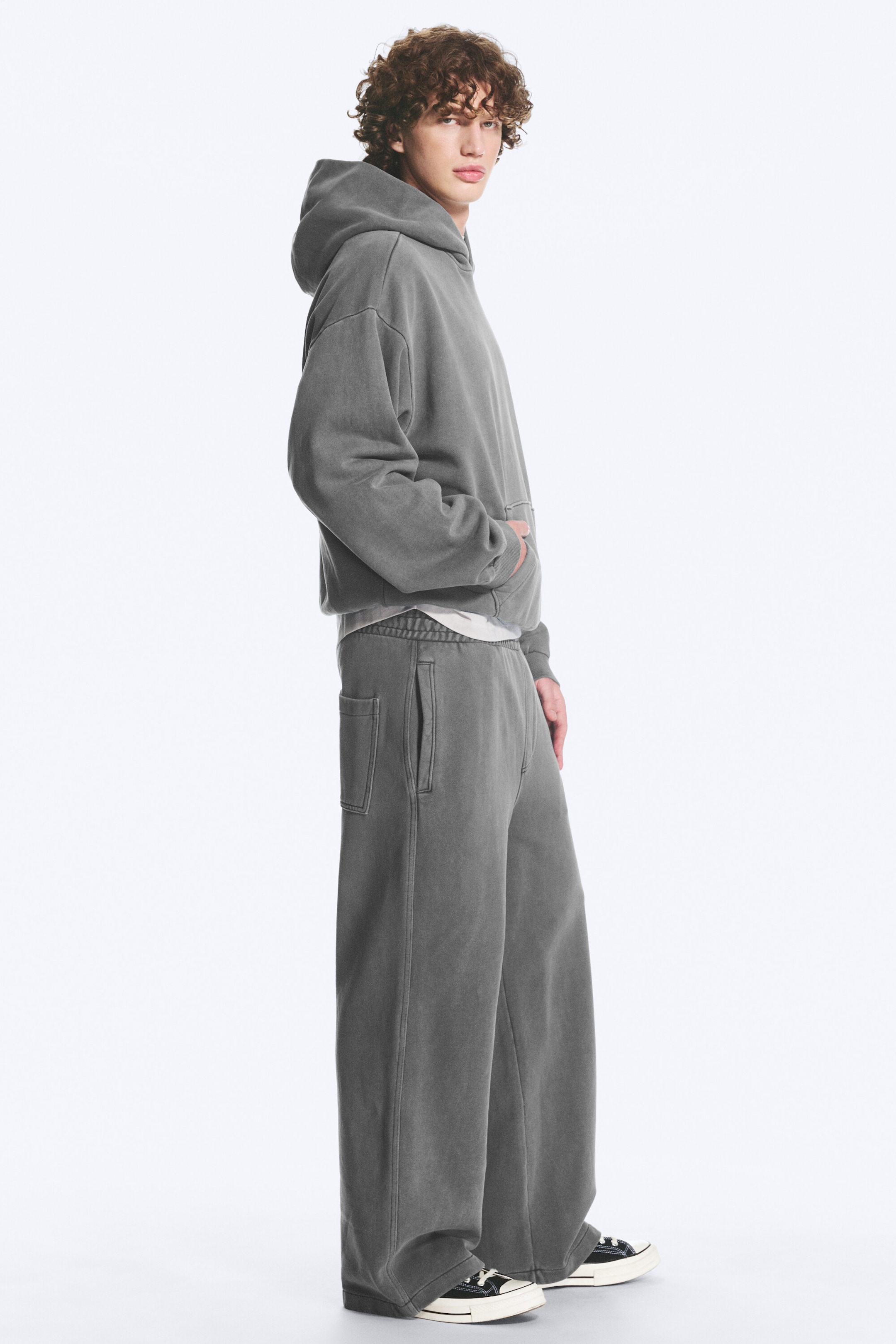 Ausgewaschenes Dunkelgrau - Weite Sweatpants aus schwerem Baumwoll-Frottee - 2