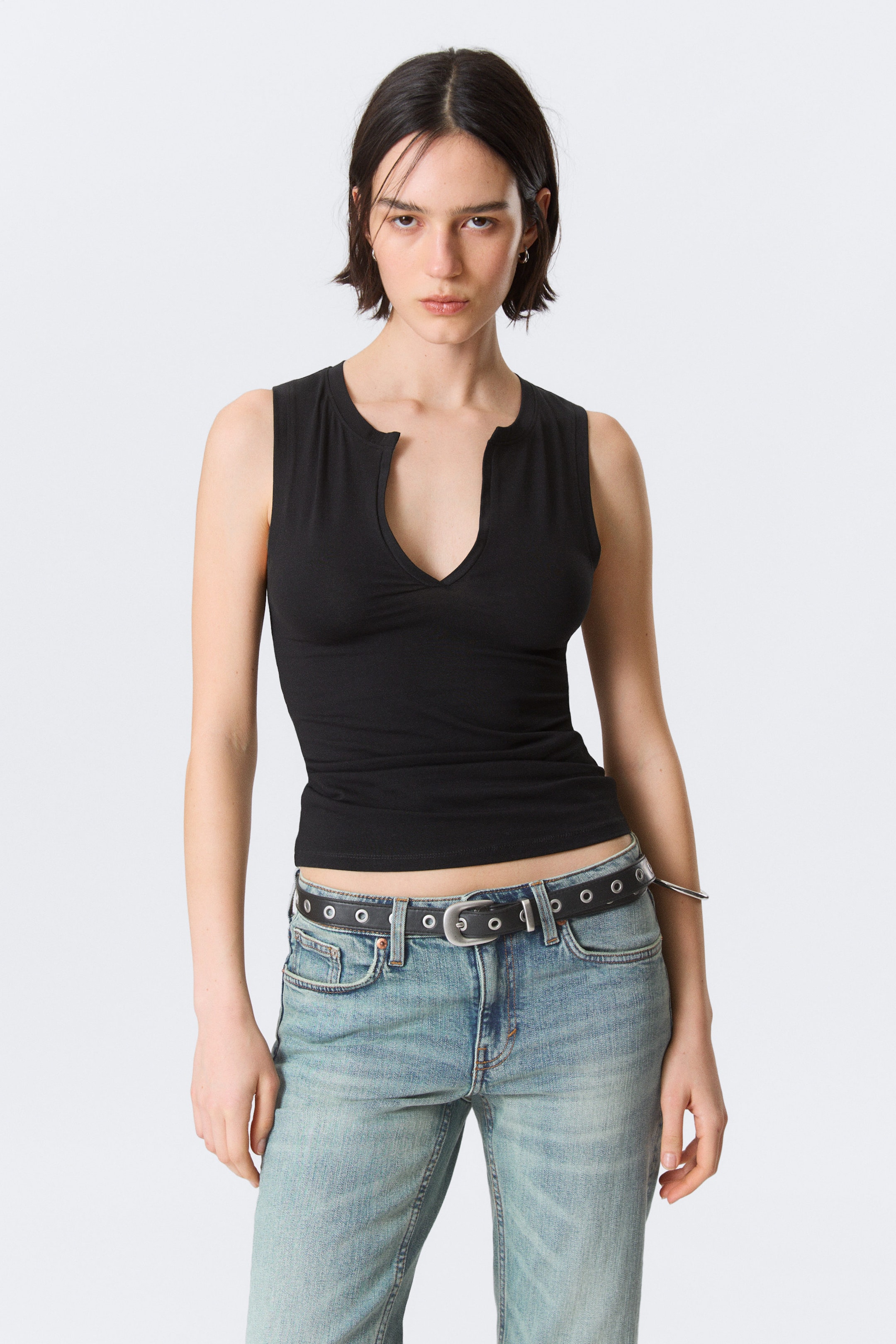 Schwarz - Schmales, ärmelloses Top mit V-Ausschnitt - 1