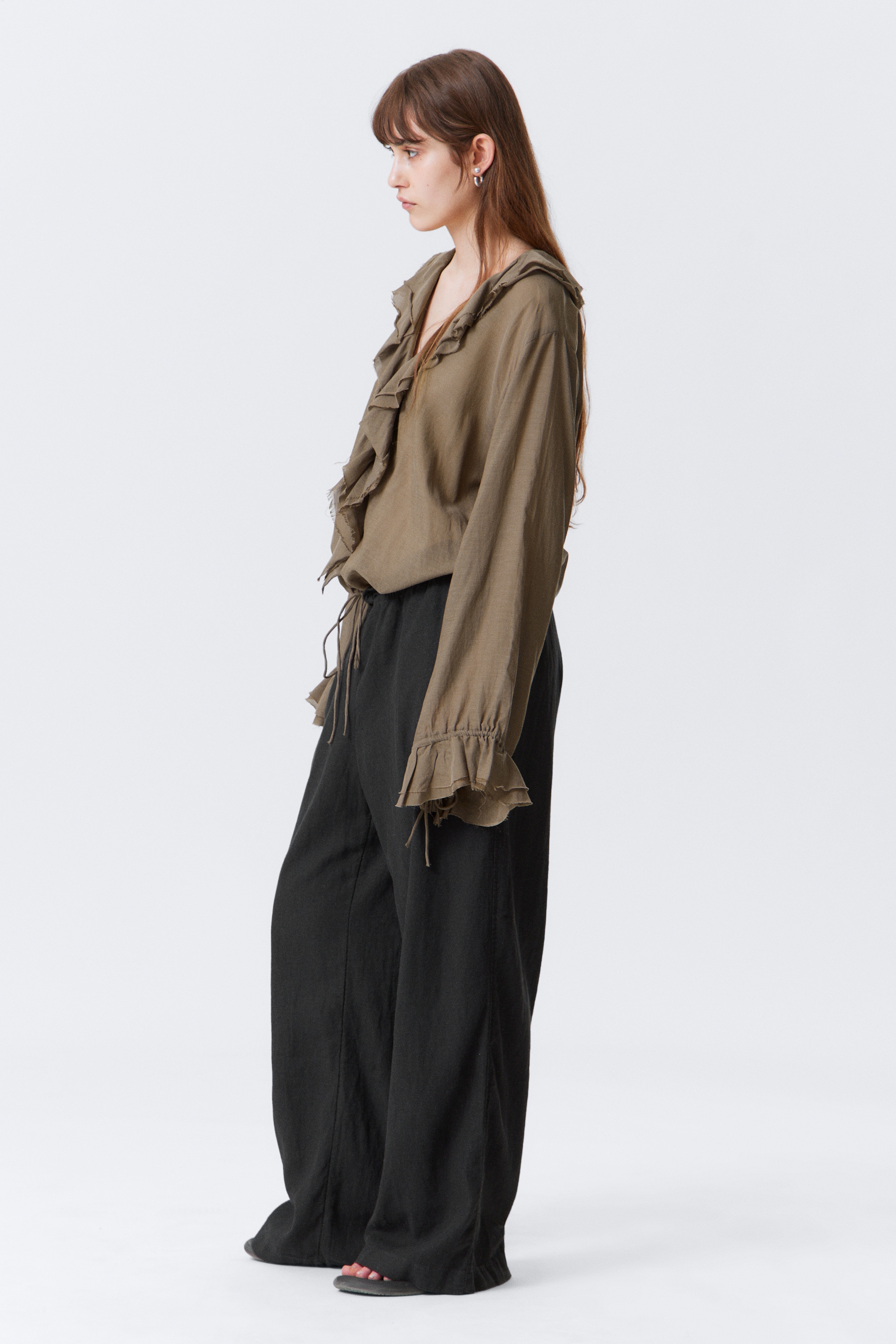 Größeres Bild ansehen: Langärmelige Wickelbluse mit Rüschen - Braun - Ladies | H&M DE 4