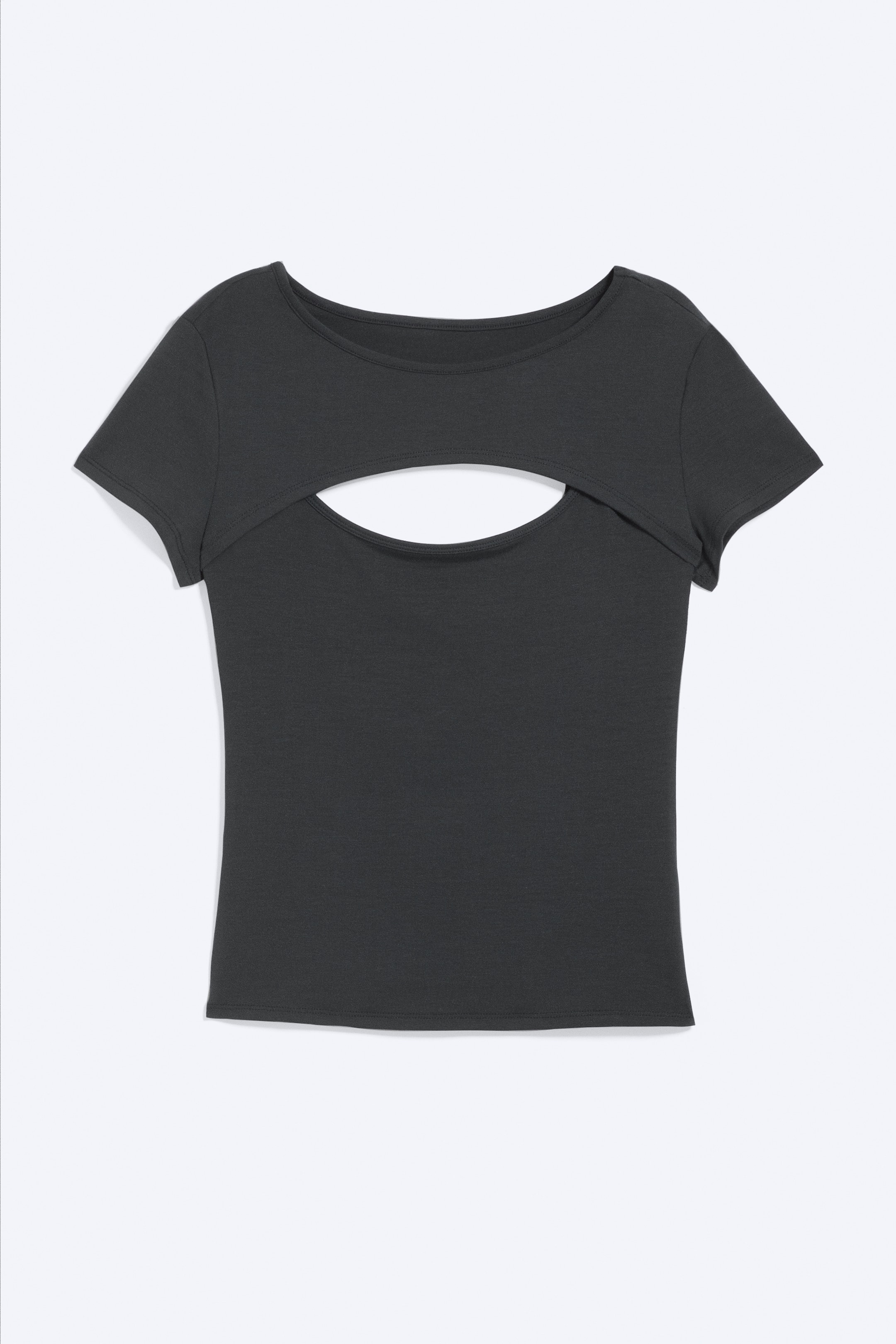 Grotere afbeelding bekijken: Een donkergrijze top met korte mouwen toont de voorkant, met een boothals, korte mouwen en een horizontale uitsnijding over de borst net onder de halslijn.