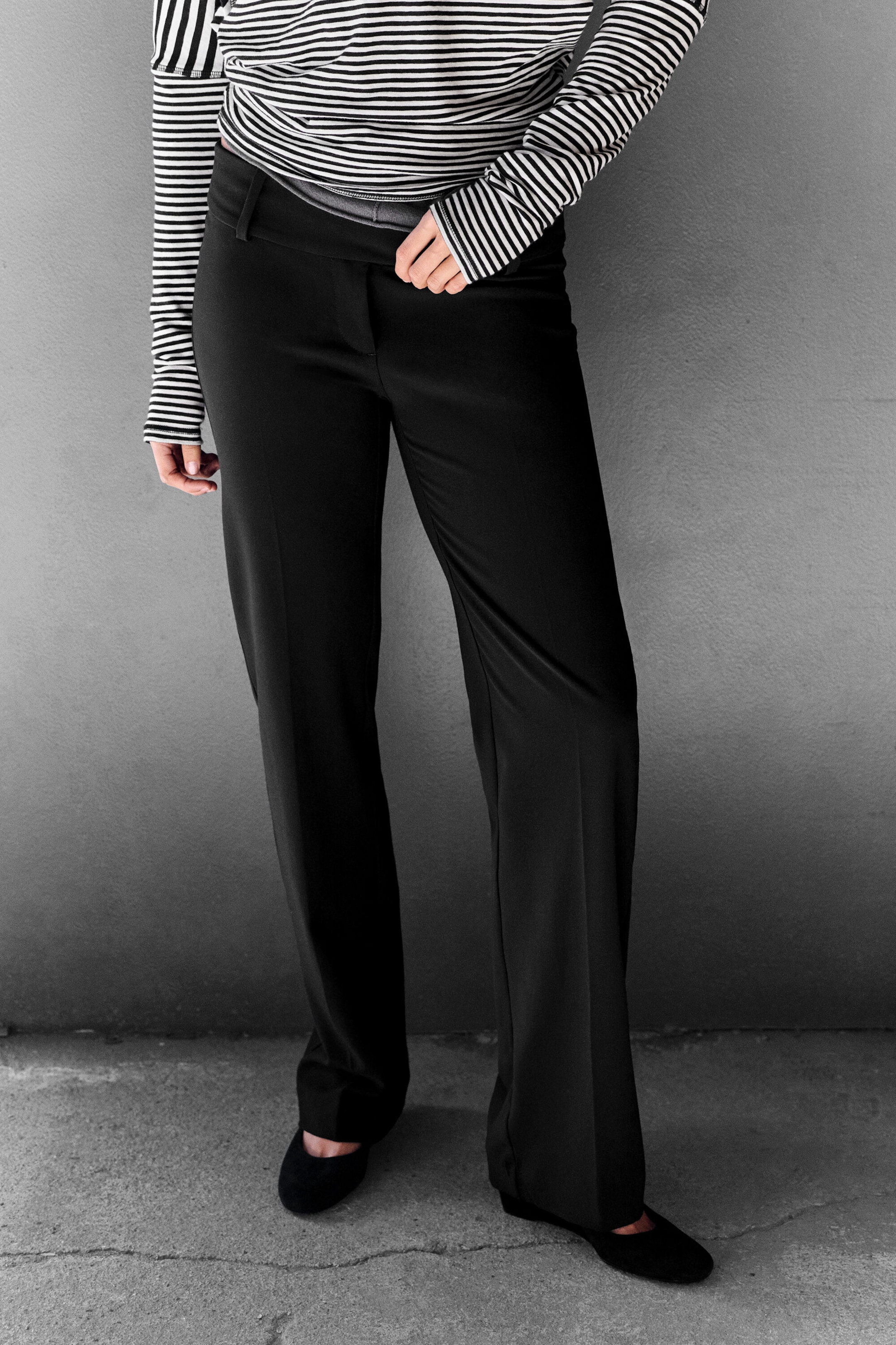 Black - Low-Rise Straight Suiting Trousers - 4