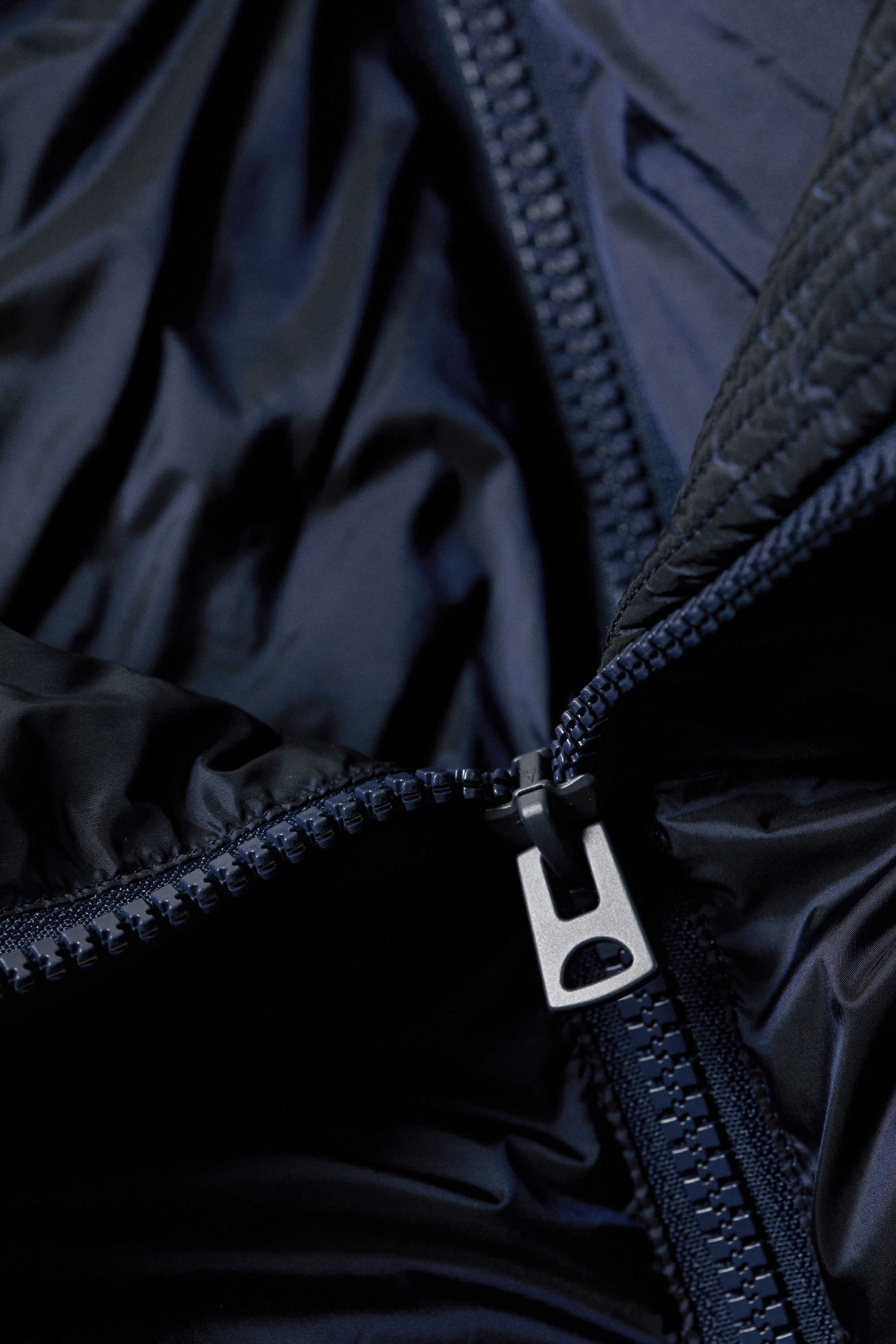 Dunkles Marineblau - Kurze Daunenjacke mit hohem Kragen - 7