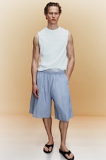 Gestreift in Blau/Weiß - Baumwollshorts in Knielänge mit Kordelzug - 0