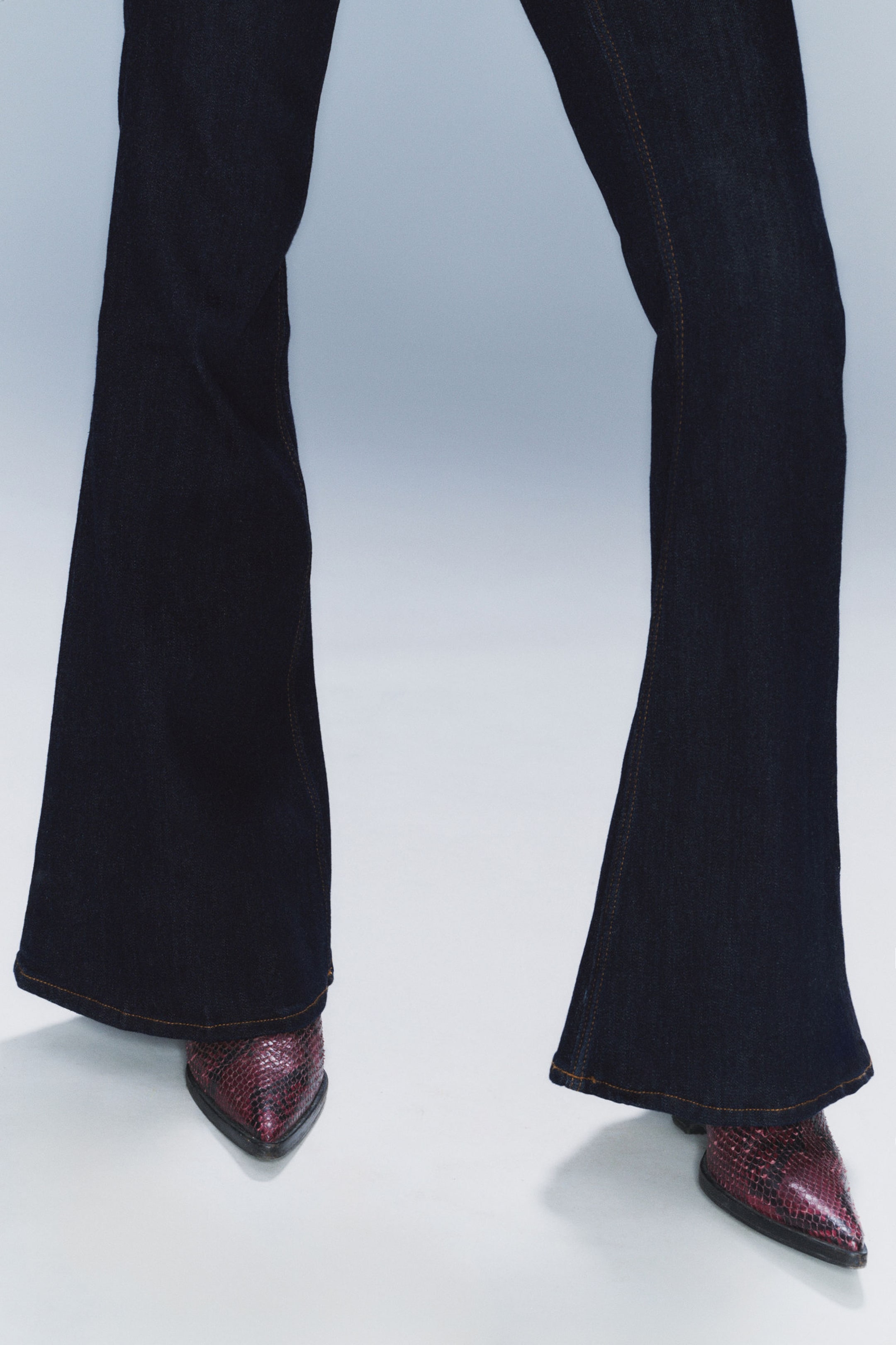Waschung "Extra Blue" - Skinny-Jeans mit Schlag und niedrigem Bund - 3