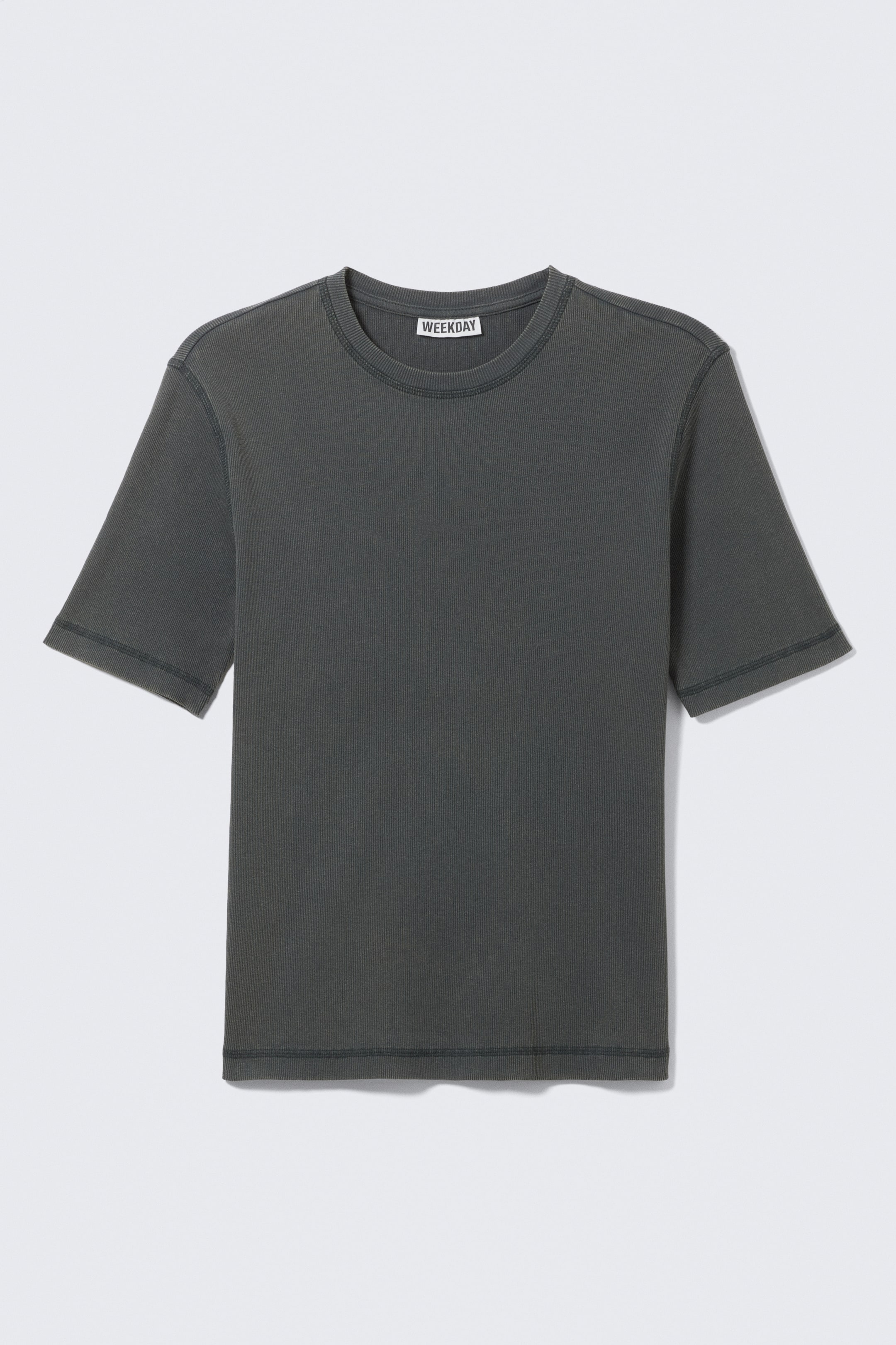 Ver imagen más grande: Se presenta el FRENTE de una camiseta gris oscuro, con una textura de algodón acanalado y una silueta ajustada. Está diseñada con un limpio cuello redondo, mangas cortas y costuras oscuras visibles a lo largo de los hombros, los dobladillos de las mangas y el dobladillo inferior.