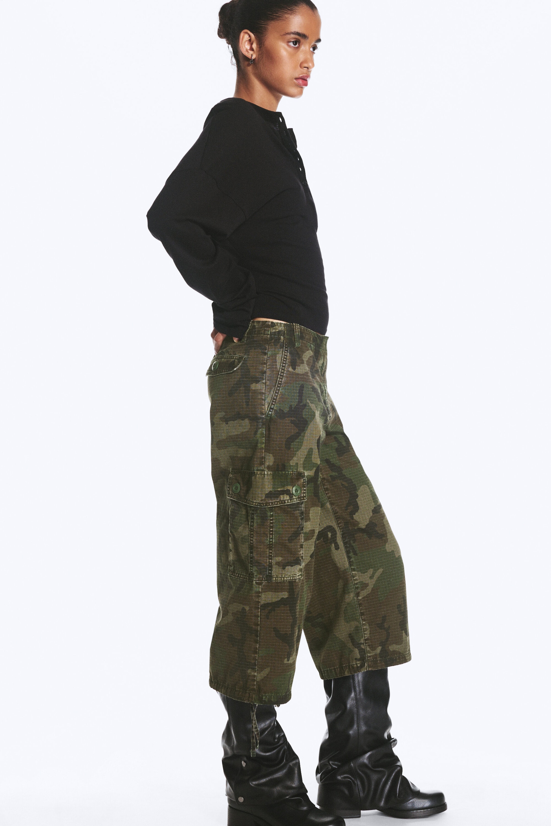 Khakigrön - Camo - Lågmidjade croppade cargobyxor - 1