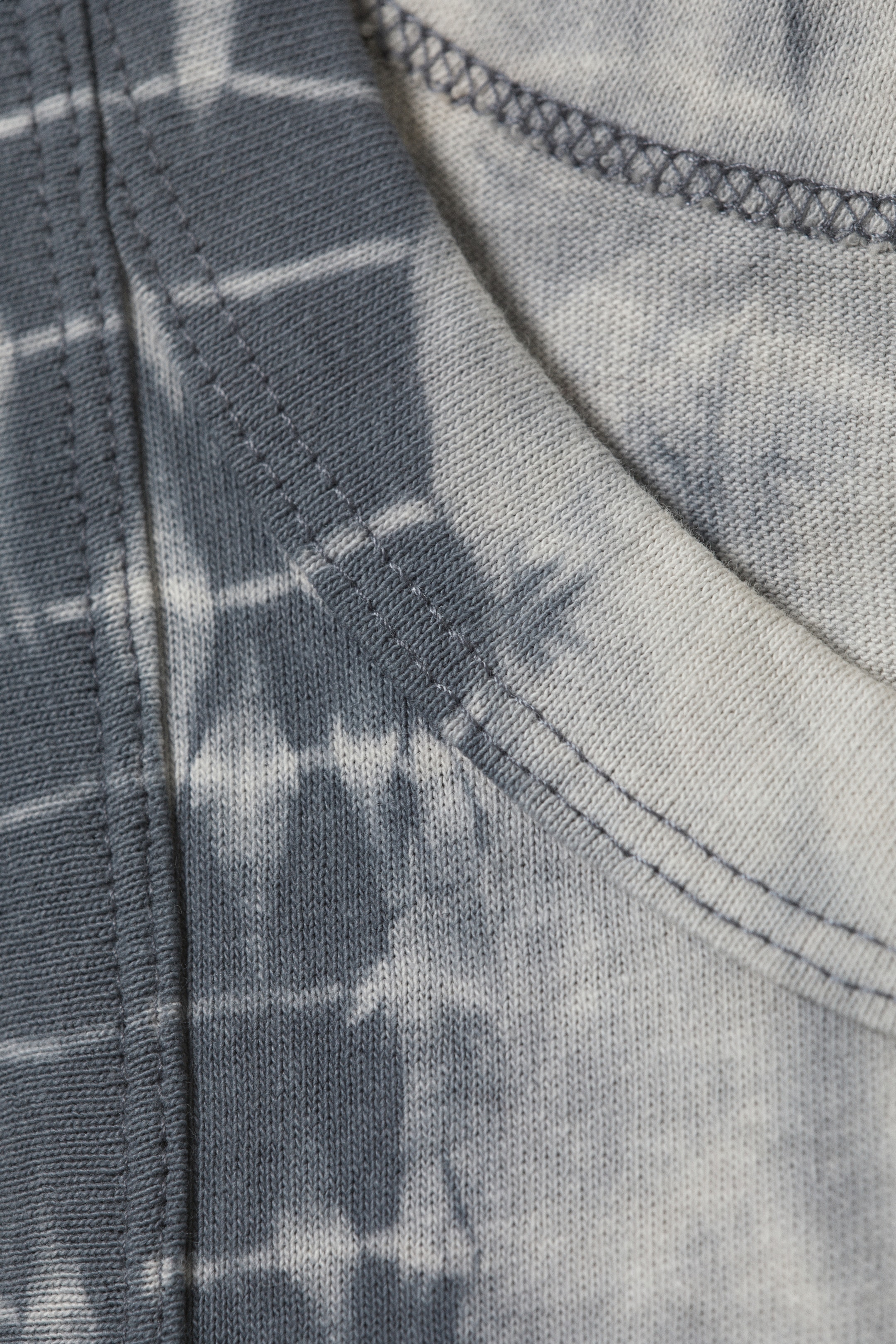Grösseres Bild ansehen: Körperbetontes Tanktop mit Batik-Finish - Grau gebatikt - DAMEN | H&M CH 2