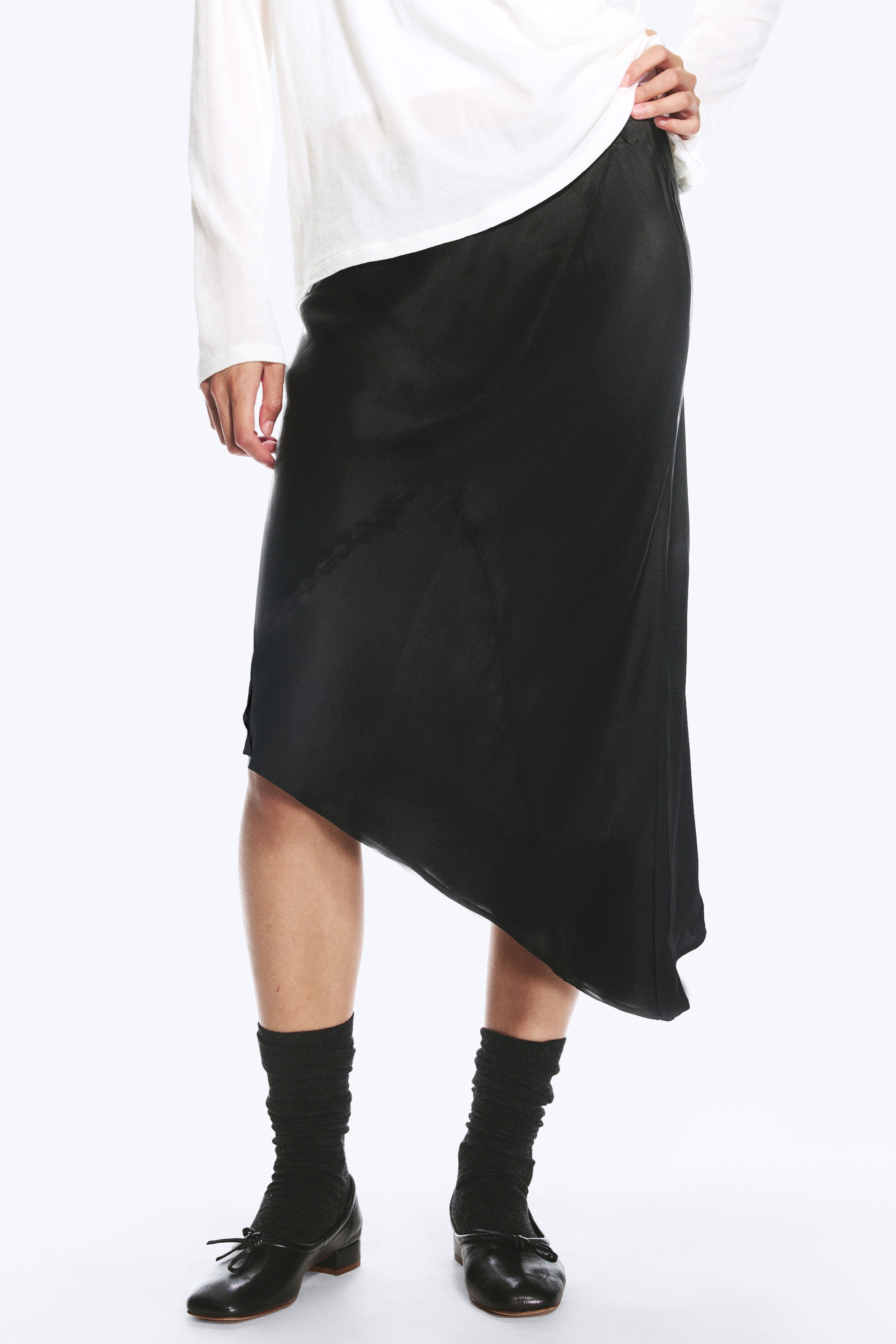 Zwart - Satijnen midirok met lage taille - 2