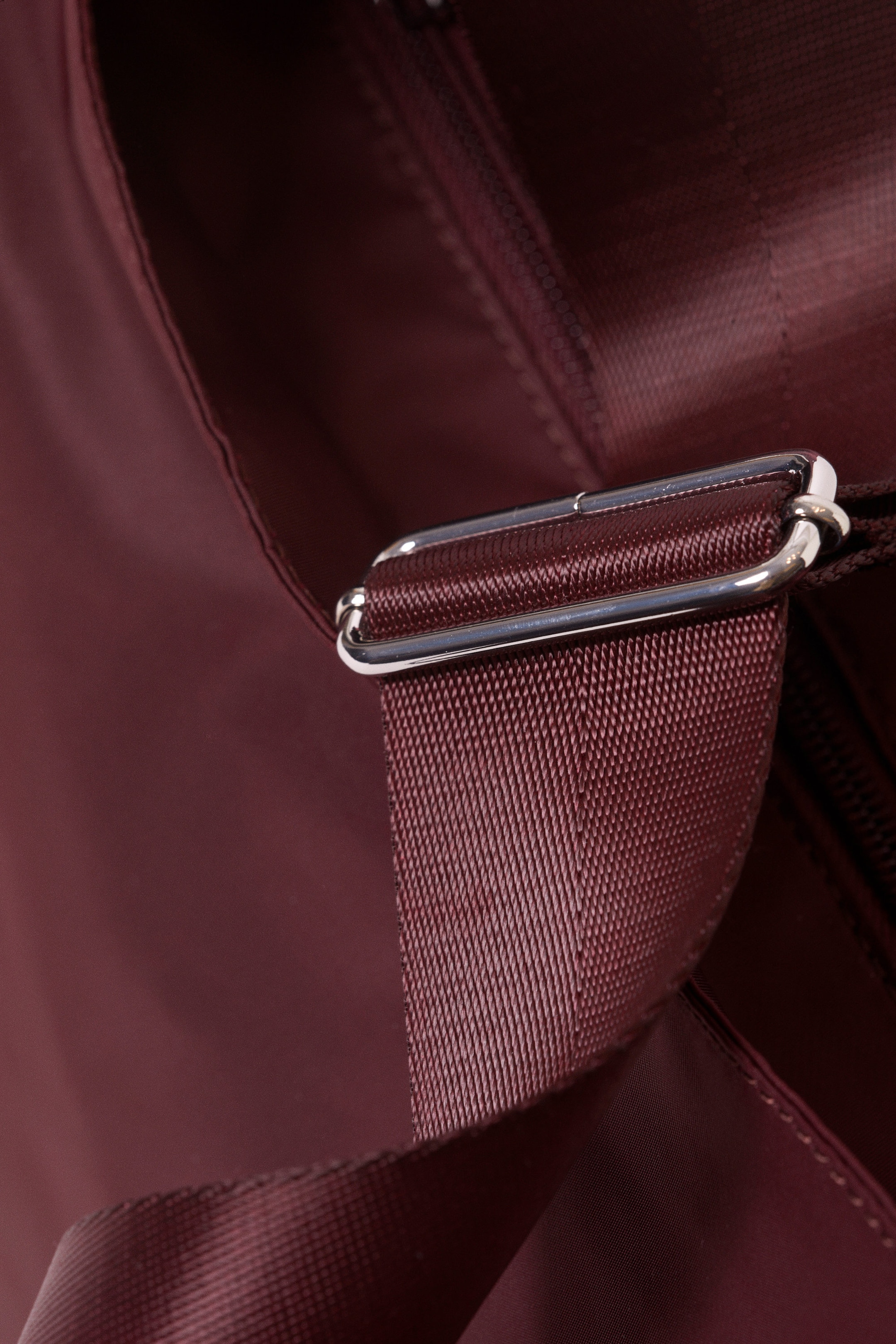 Mörkröd - Medium axelremsväska i nylon-twill - 3
