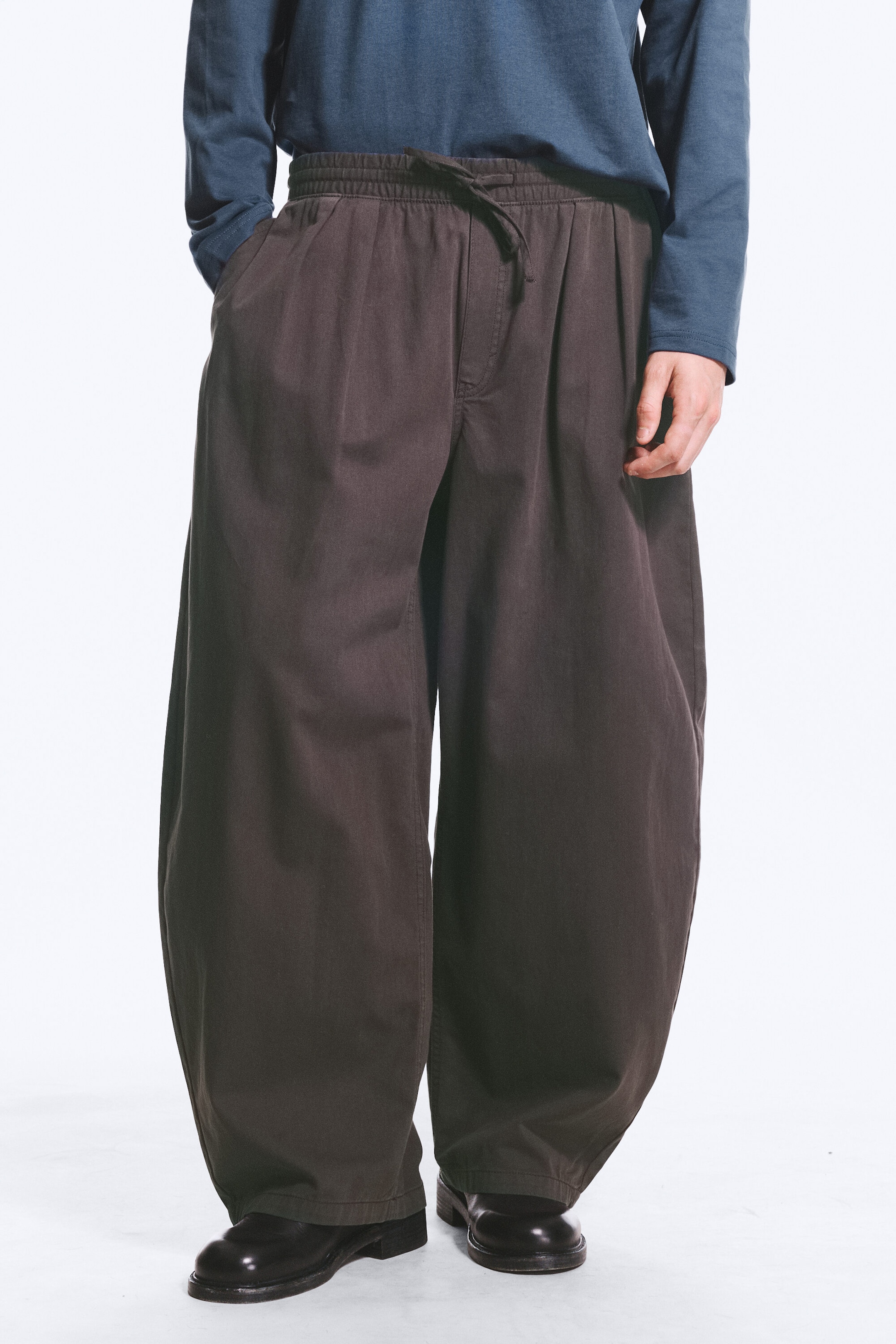 Dunkelbraun - Schlupfhose mit Barrel-Bein - 1