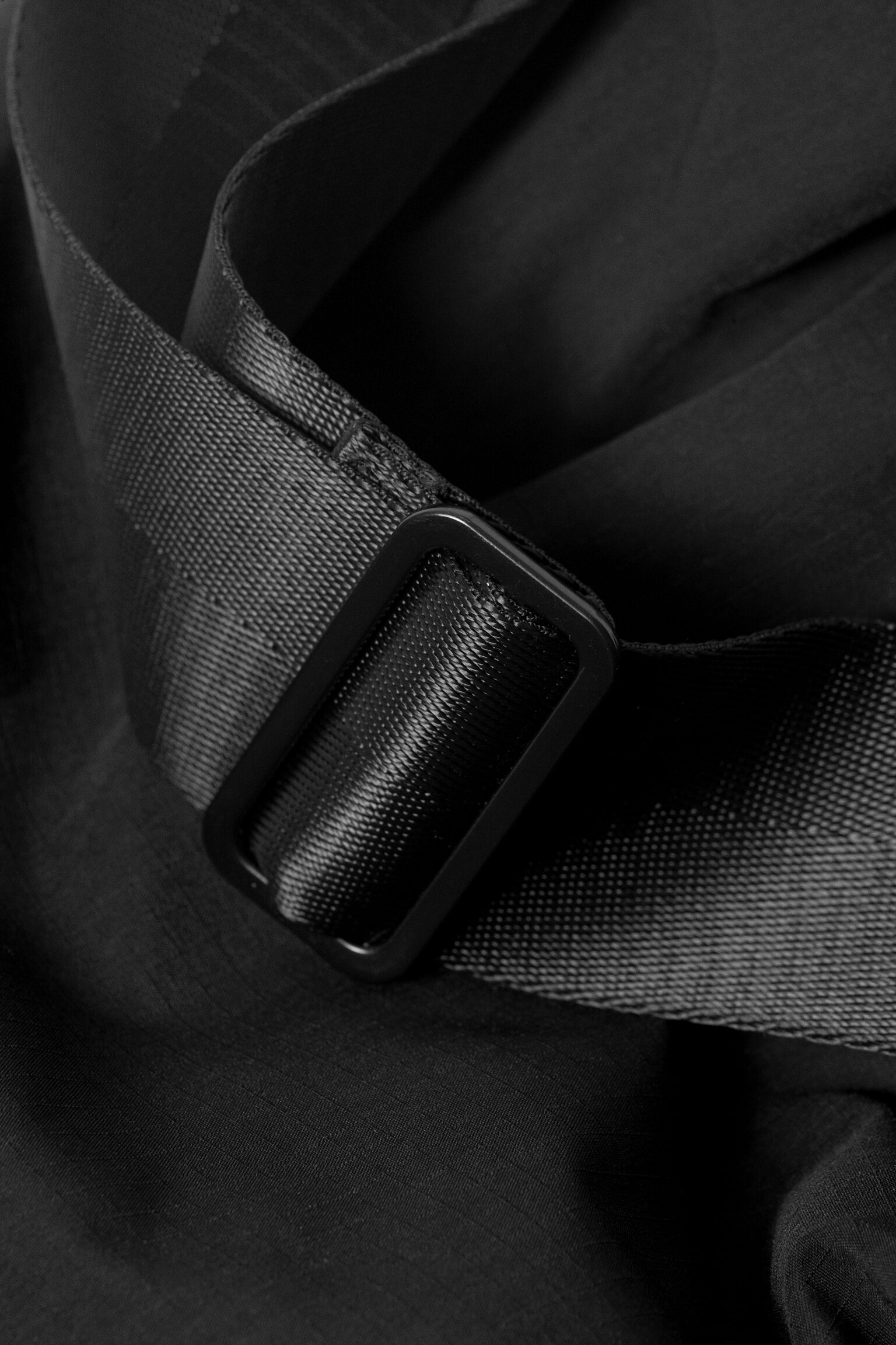 Crossbody-Bag mit Kordelzug - Schwarz - 3