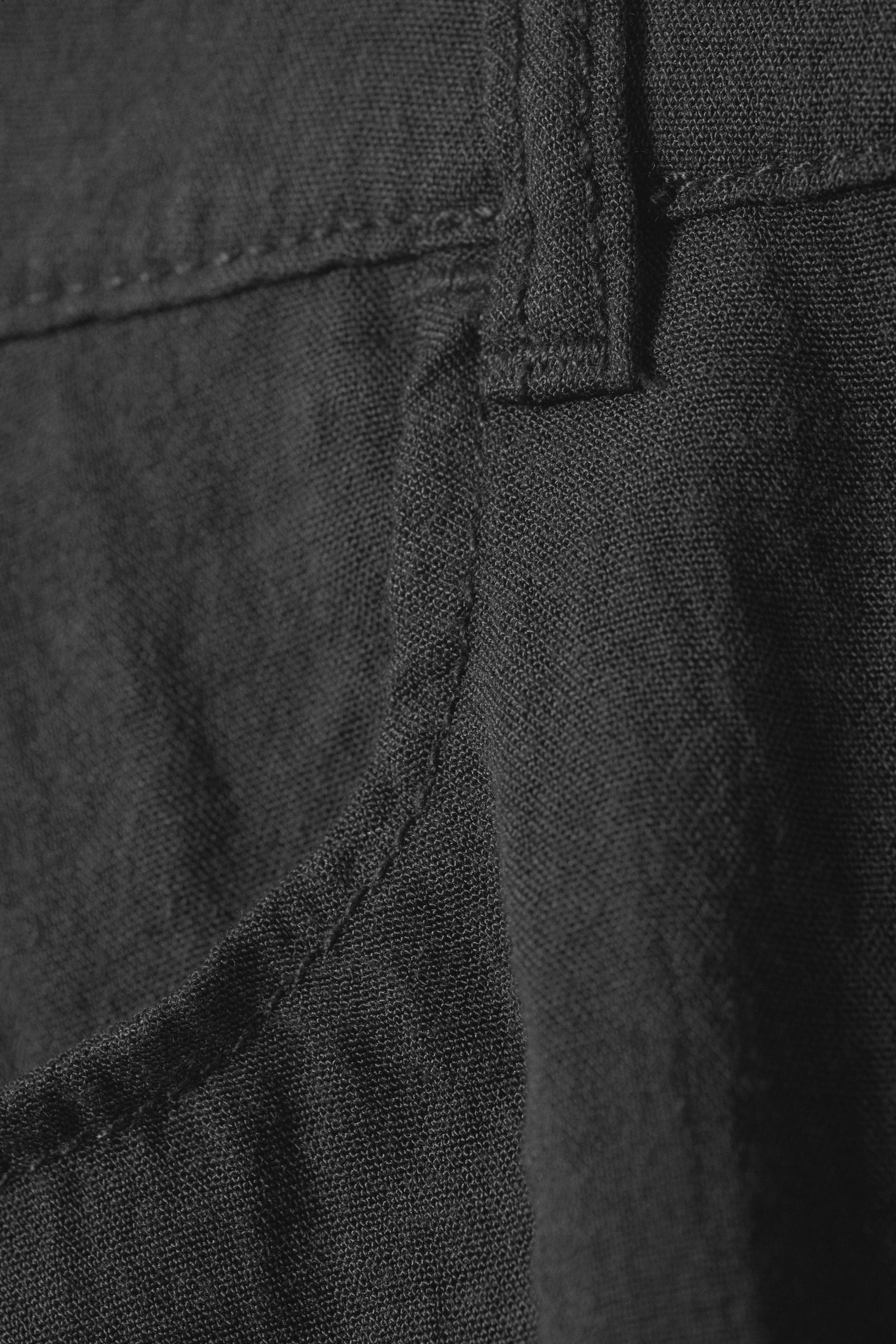 Grösseres Bild ansehen: Lockere Hose mit niedrigem Bund und Crinkle-Optik - Dunkelgrau - DAMEN | H&M CH 6