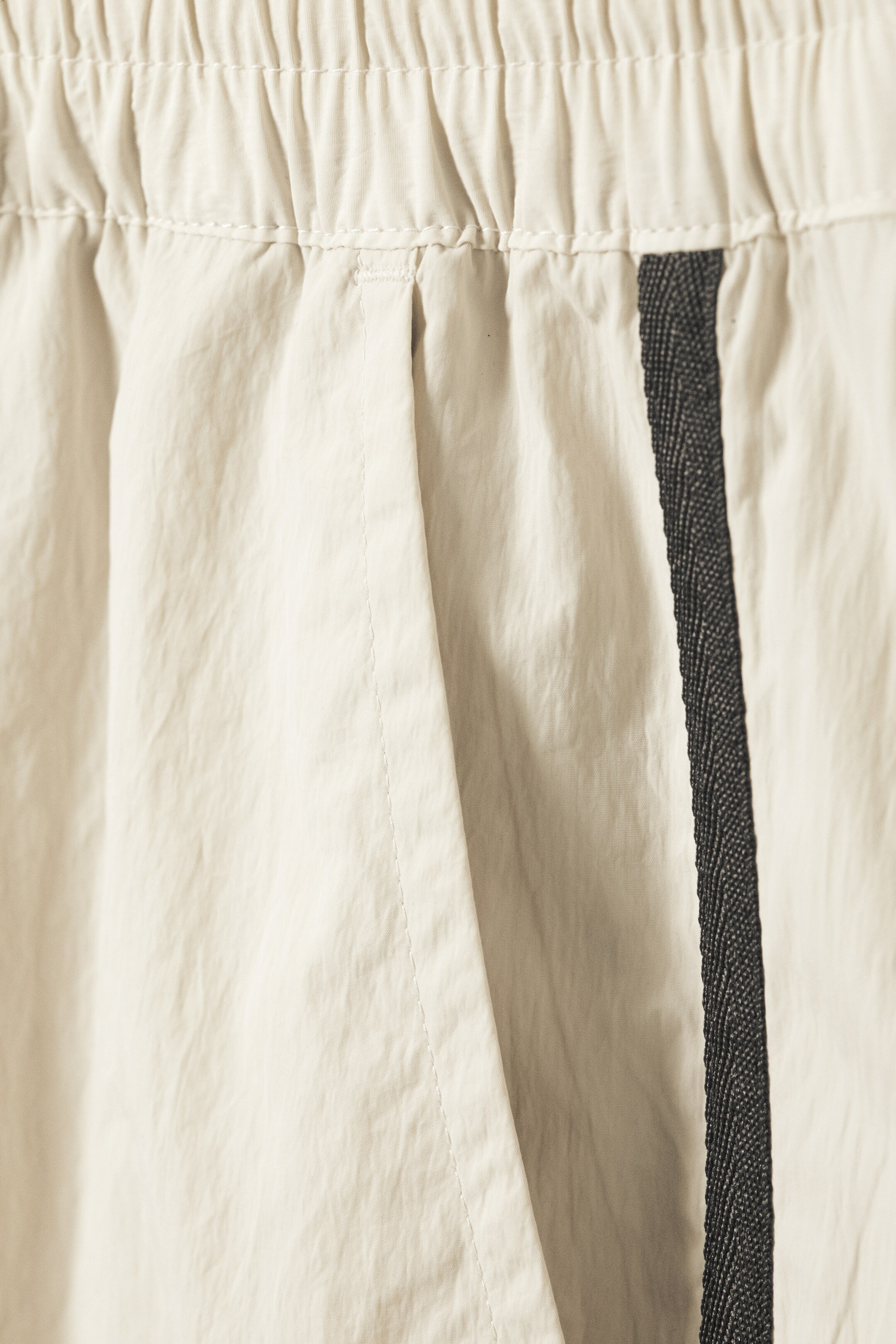 Vezi imaginea mai mare: Pantaloni de trening din nailon cu fermoar detașabil - Dungi bej-negru - FEMEI | H&M RO 8