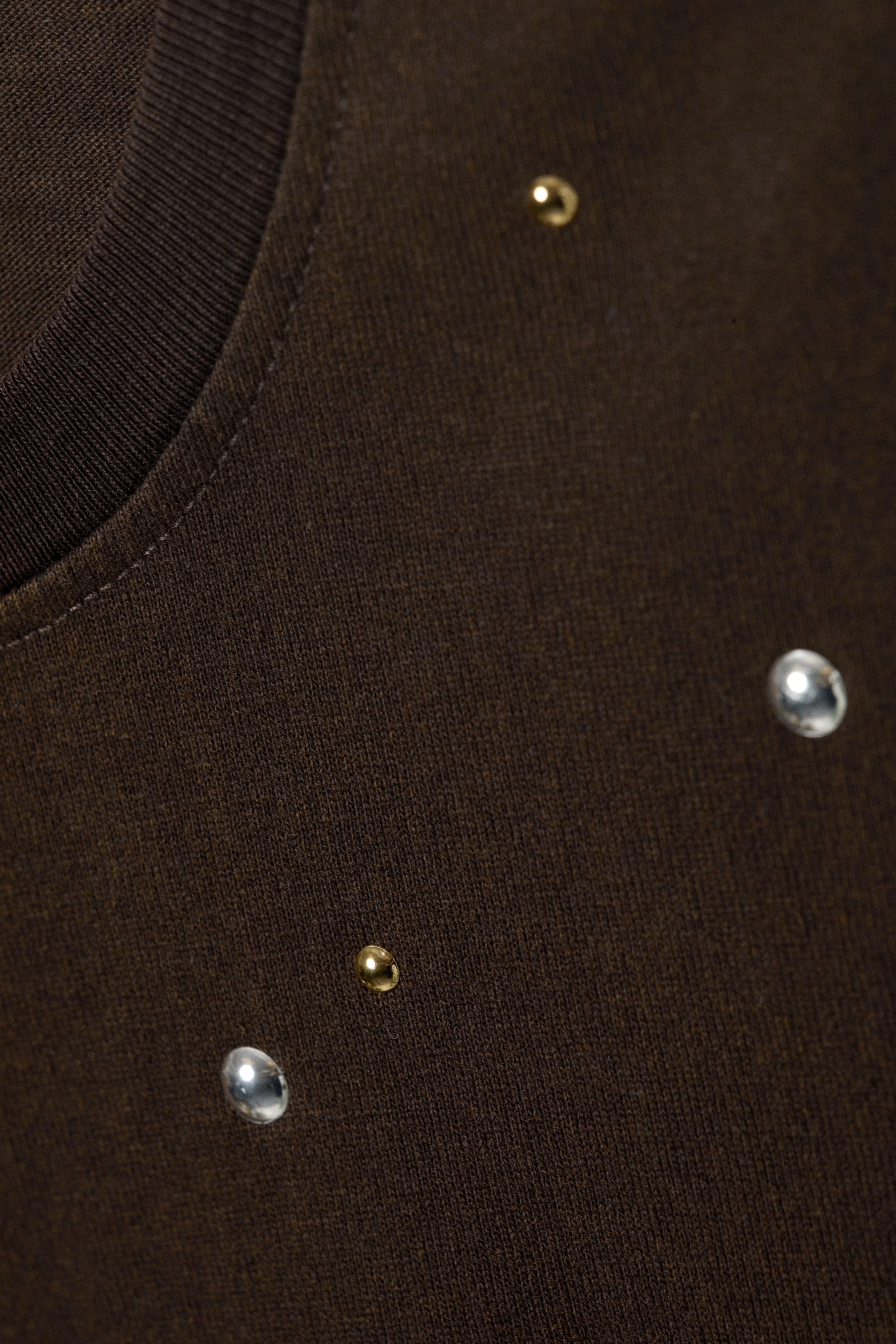 Dunkelbraun - Oversized Longsleeve mit Nieten - 4