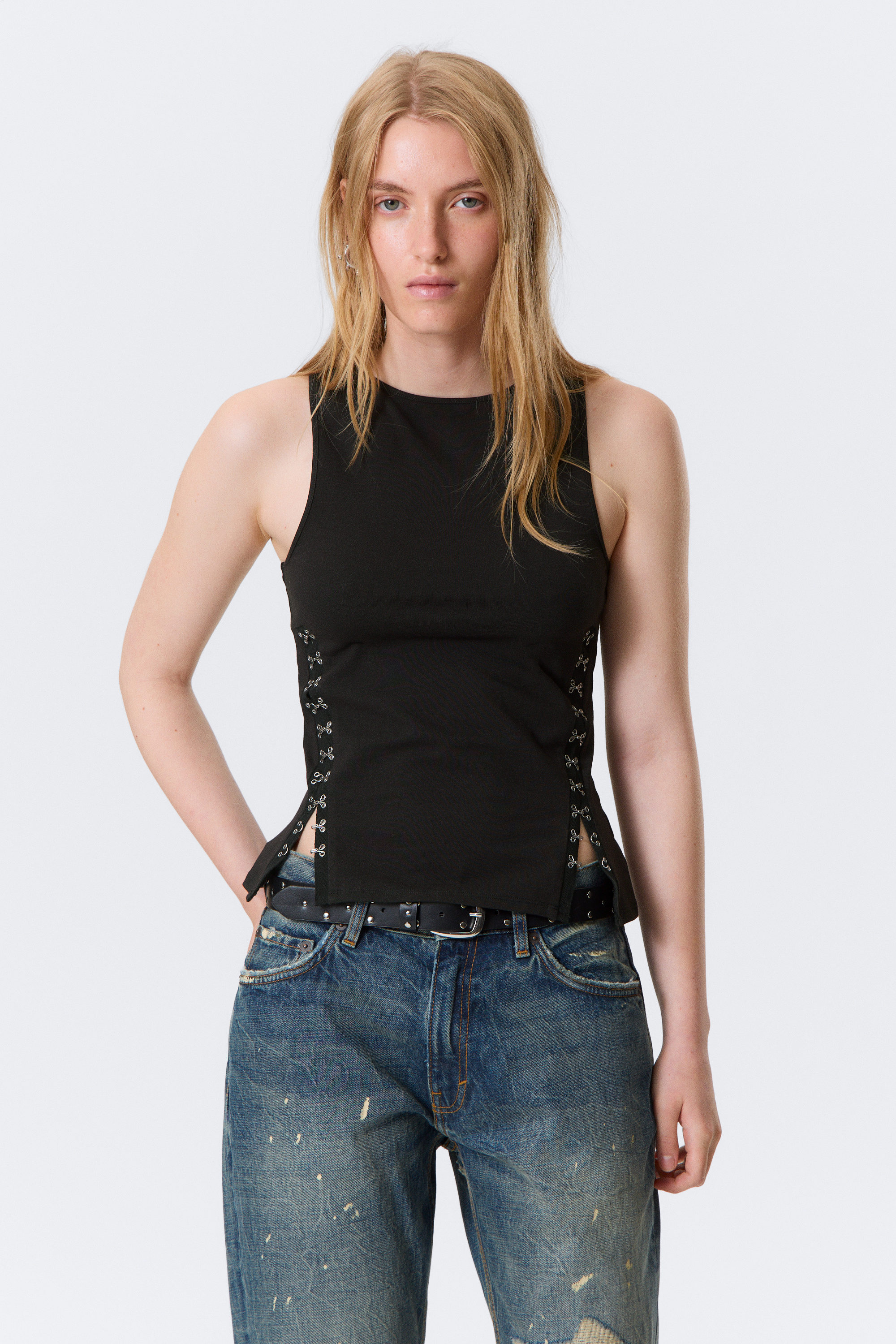 Zwart - Nauwsluitende tanktop met haak-en-oogsluiting - 1