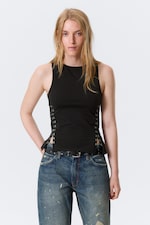 Schwarz - Eng anliegendes Trägertop mit Haken und Ösen - 0