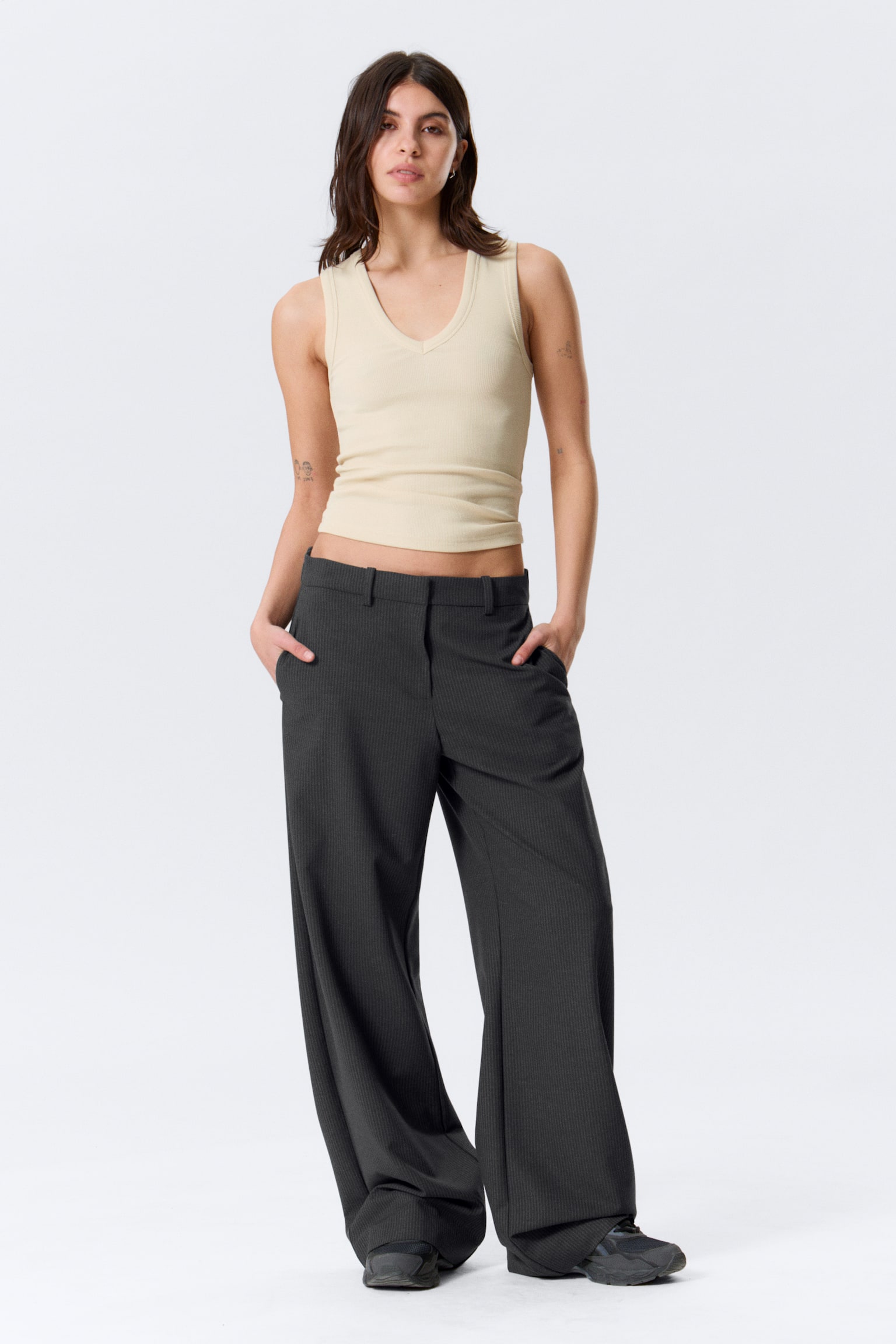 Pantaloni loose in tessuto per abiti a vita bassa-Motivo gessato grigio scuro - 1