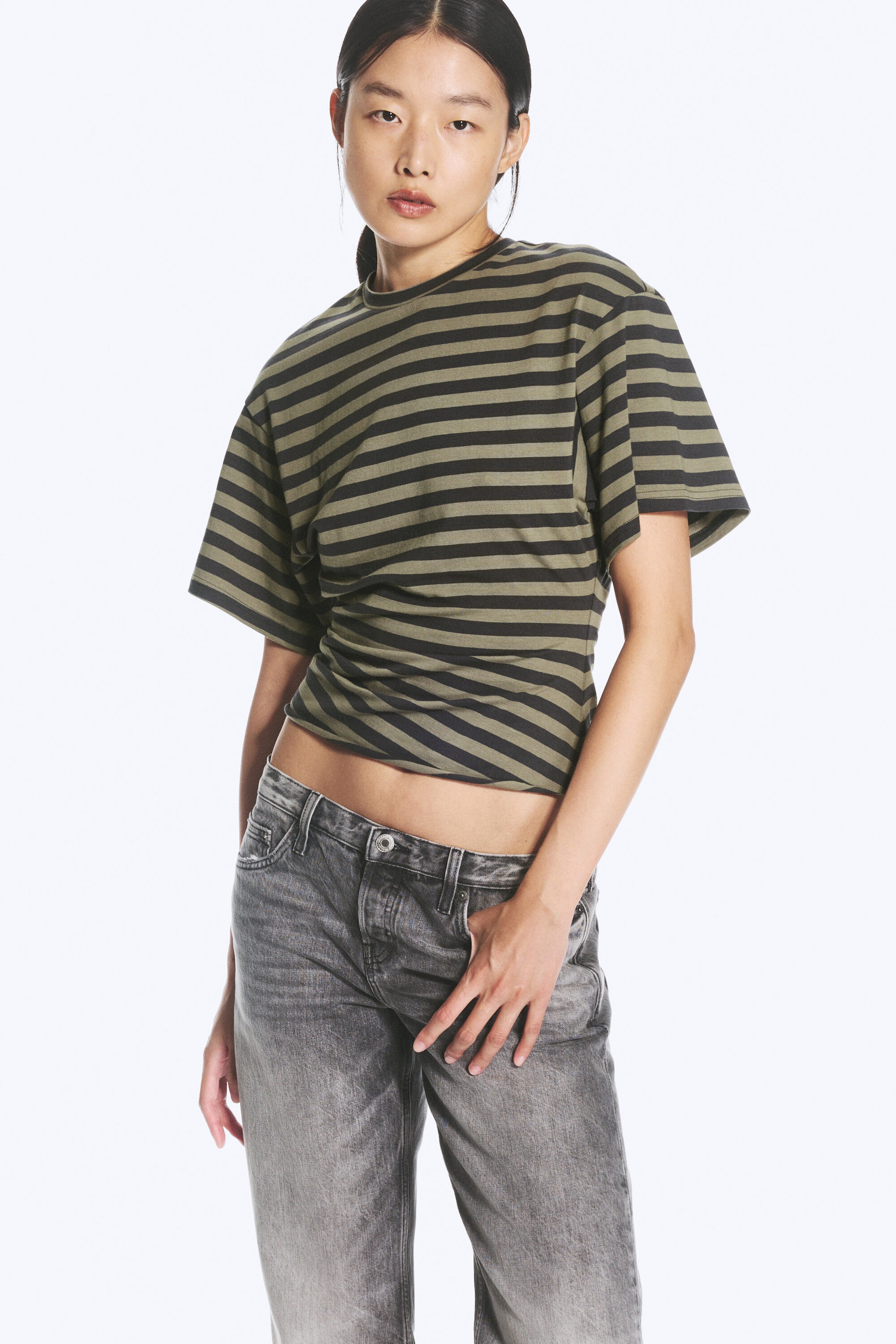 Dunkelgrau gestreift - DRAPIERTES, ENG ANLIEGENDES T-SHIRT - 1