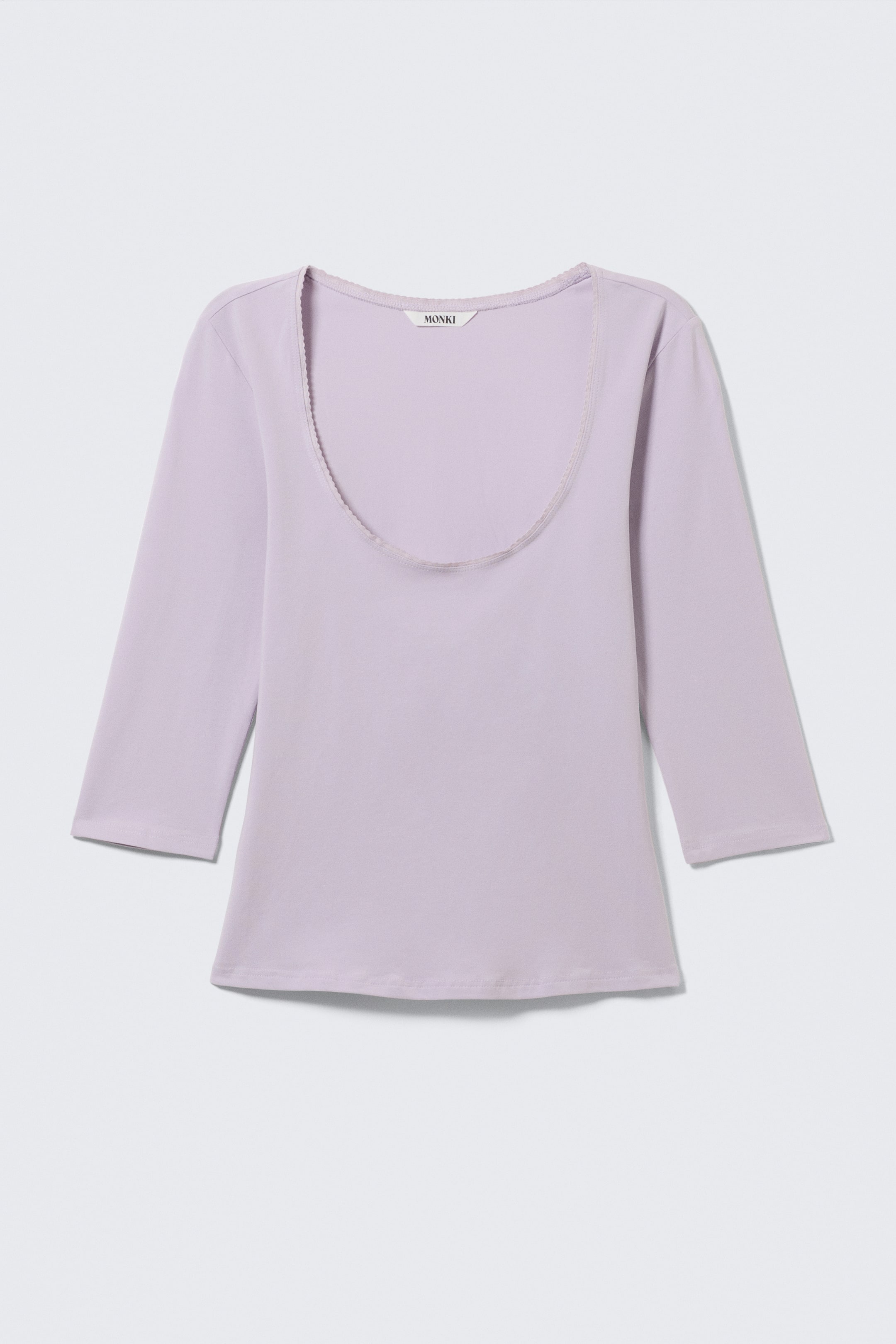 Visualizza l'immagine ingrandita: Una maglia color lavanda è presentata FRONTALE, caratterizzata da uno scollo a barchetta con bordo smerlato. Ha maniche a tre quarti e un orlo dritto.