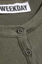 Staubiges Khakigrün - Kurzärmliges Henley-Top - 1