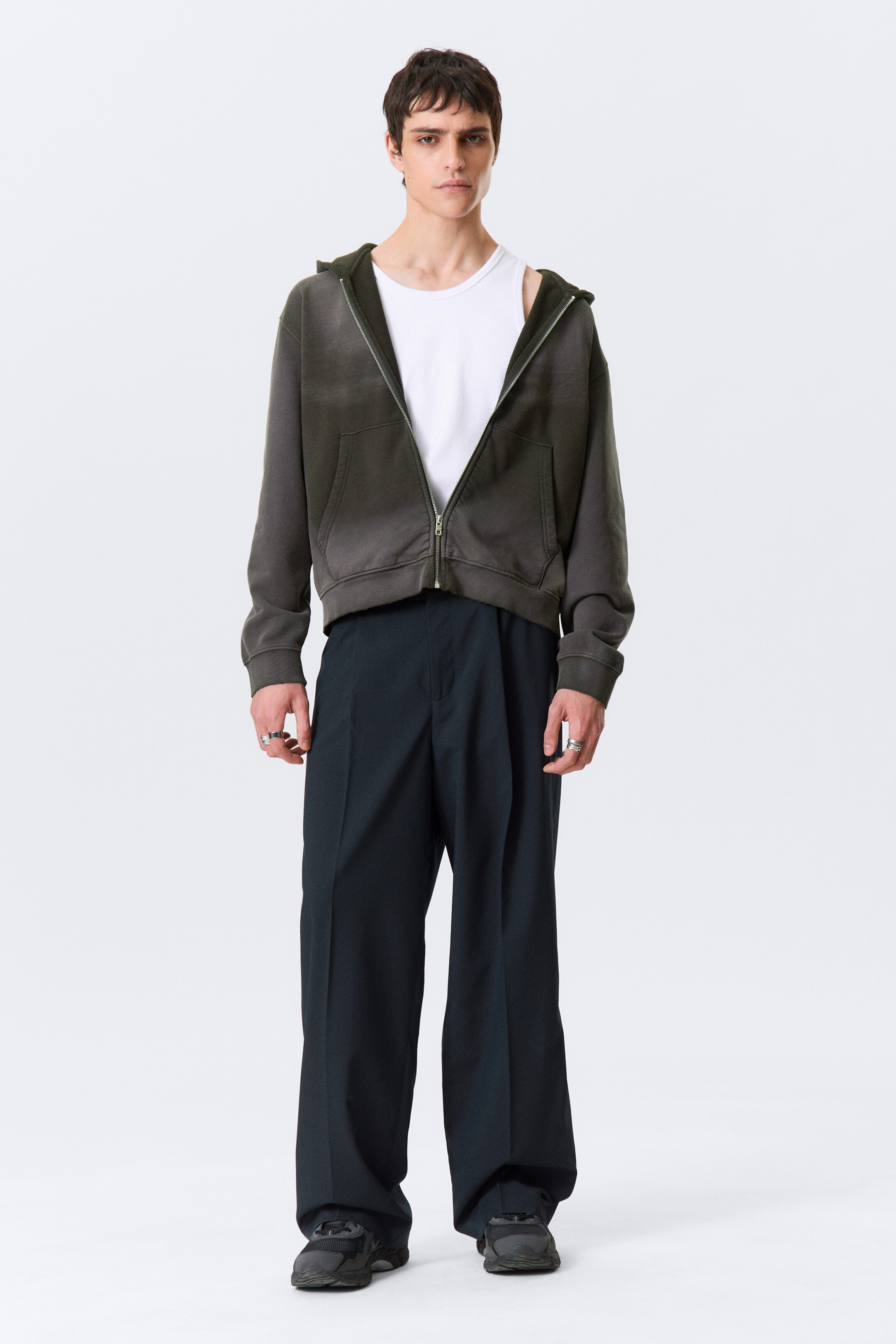 Grösseres Bild ansehen: Gewaschener Zip-Hoodie im Shrunken-Fit - Dark Grey - HERREN | H&M CH 1