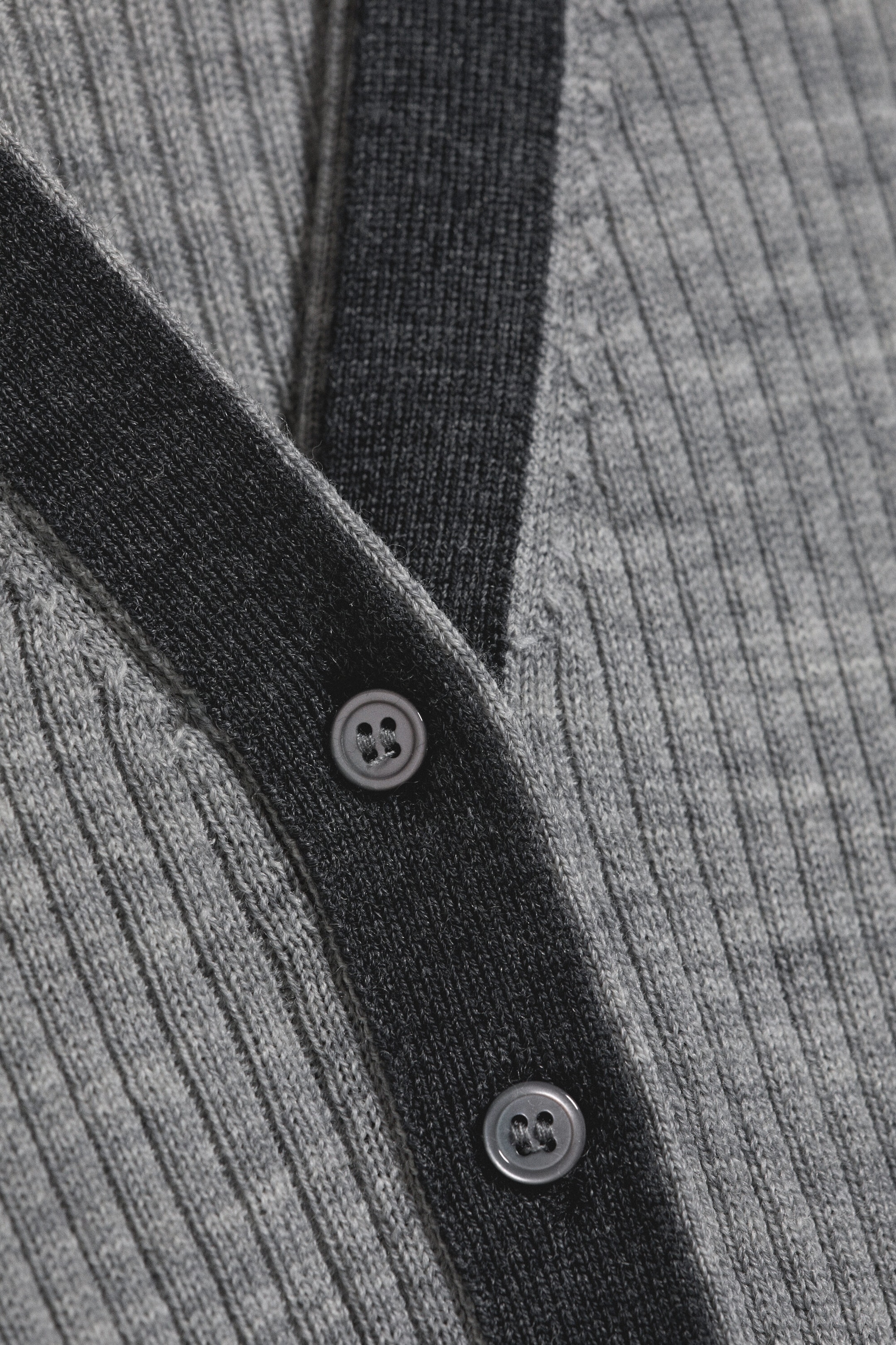 Gråmelert - V-hals cardigan i merinoull - 4