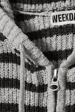 Graumeliert mit Streifen - Schlanker Strick-Hoodie mit Reißverschluss - 1