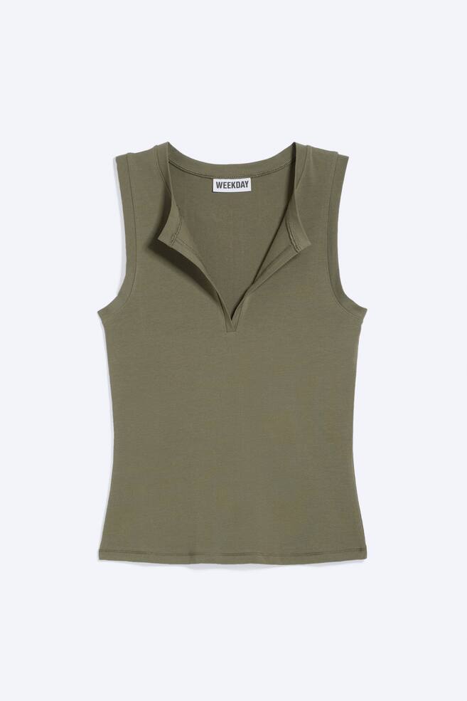 Een olijfgroene, nauwsluitende mouwloze top wordt plat van voren weergegeven. Het heeft een diepe V-halslijn met een subtiel inkepingdetail en een "WEEKDAY" merklabel zichtbaar aan de achterkant van de hals. - 1