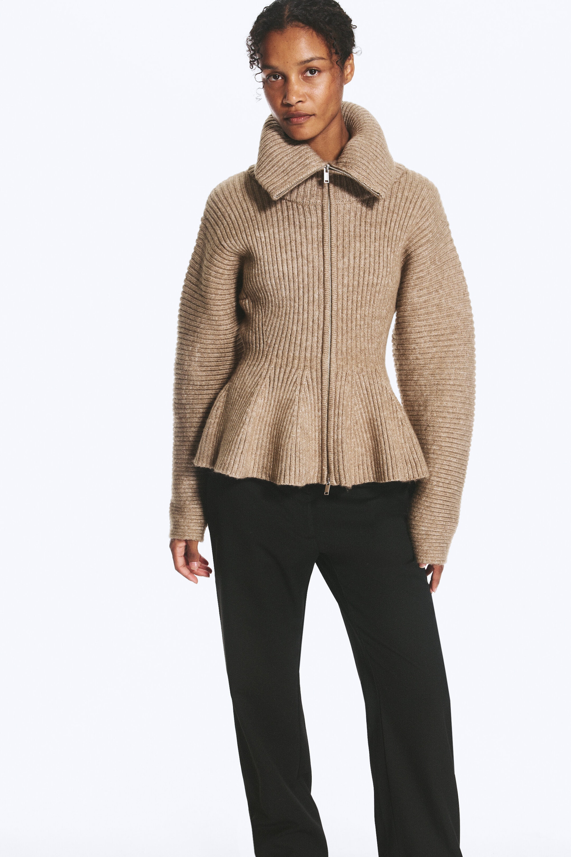 Staubiges Graubraun - Rippstrick-Pullover mit Schößchen und Zipper - 2