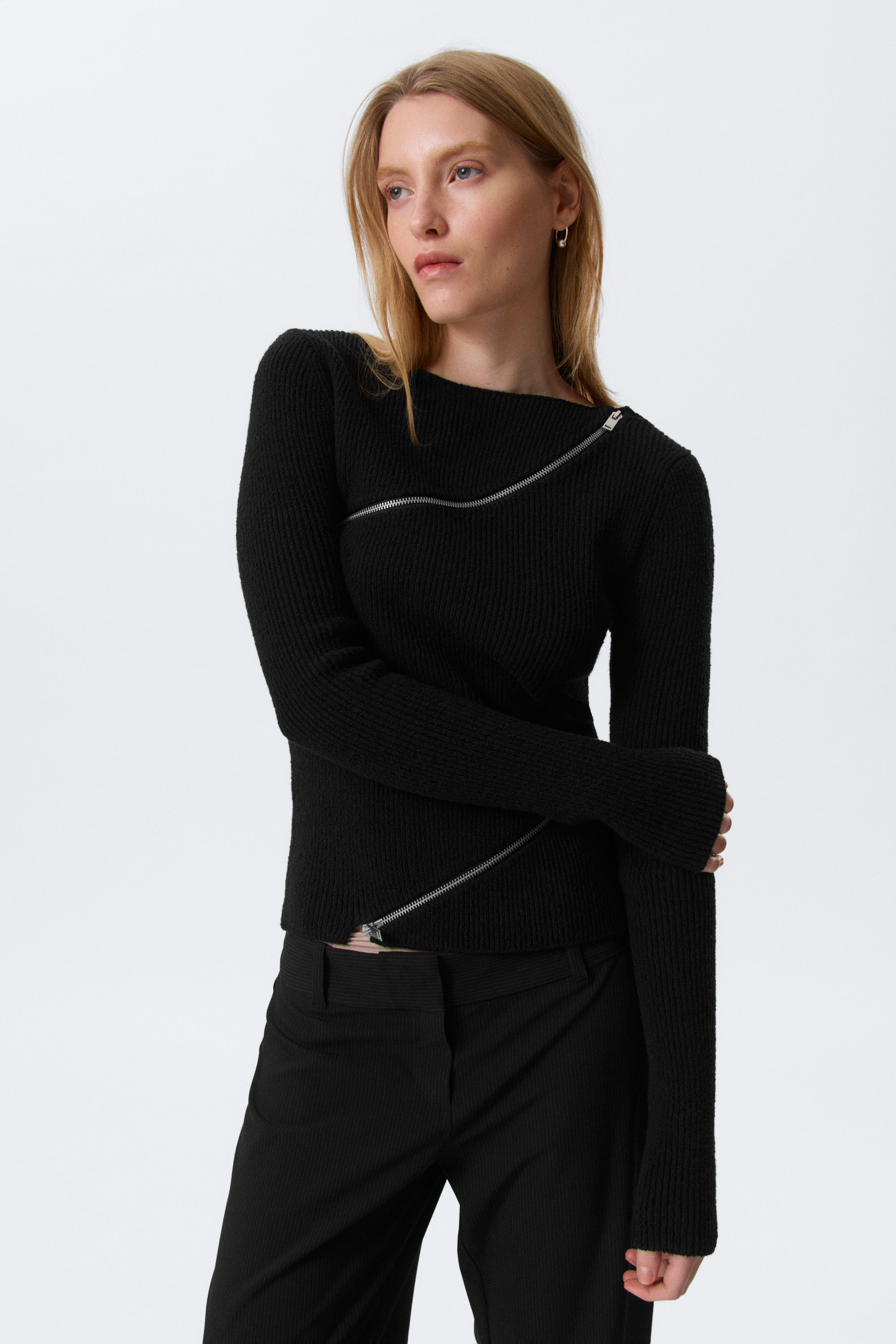 Schwarz - Schmaler asymmetrischer Zip-Strickpullover - 1