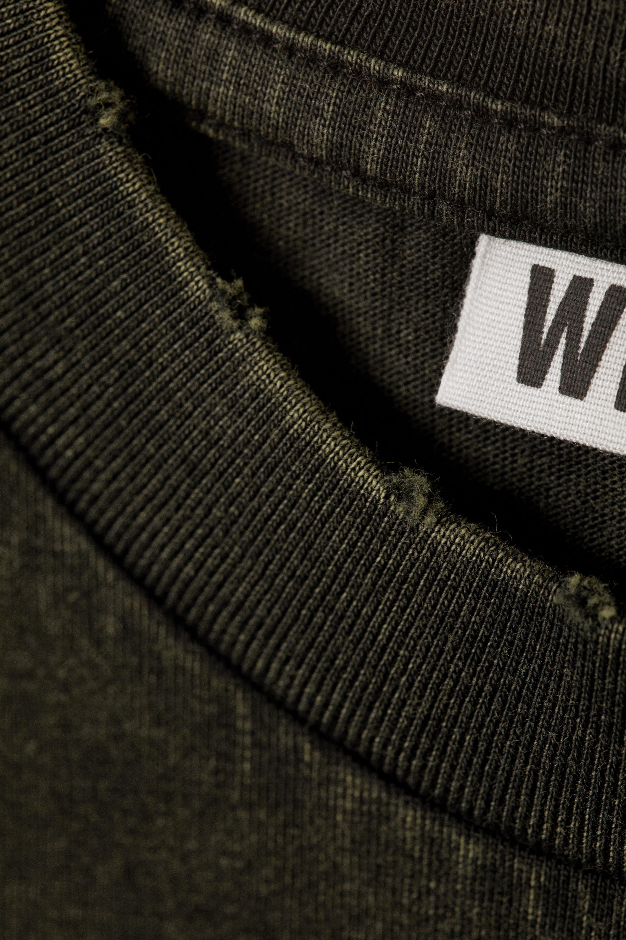 Verwaschenes Schwarz - Weit geschnittenes Tanktop mit unversäubertem Saum - 2