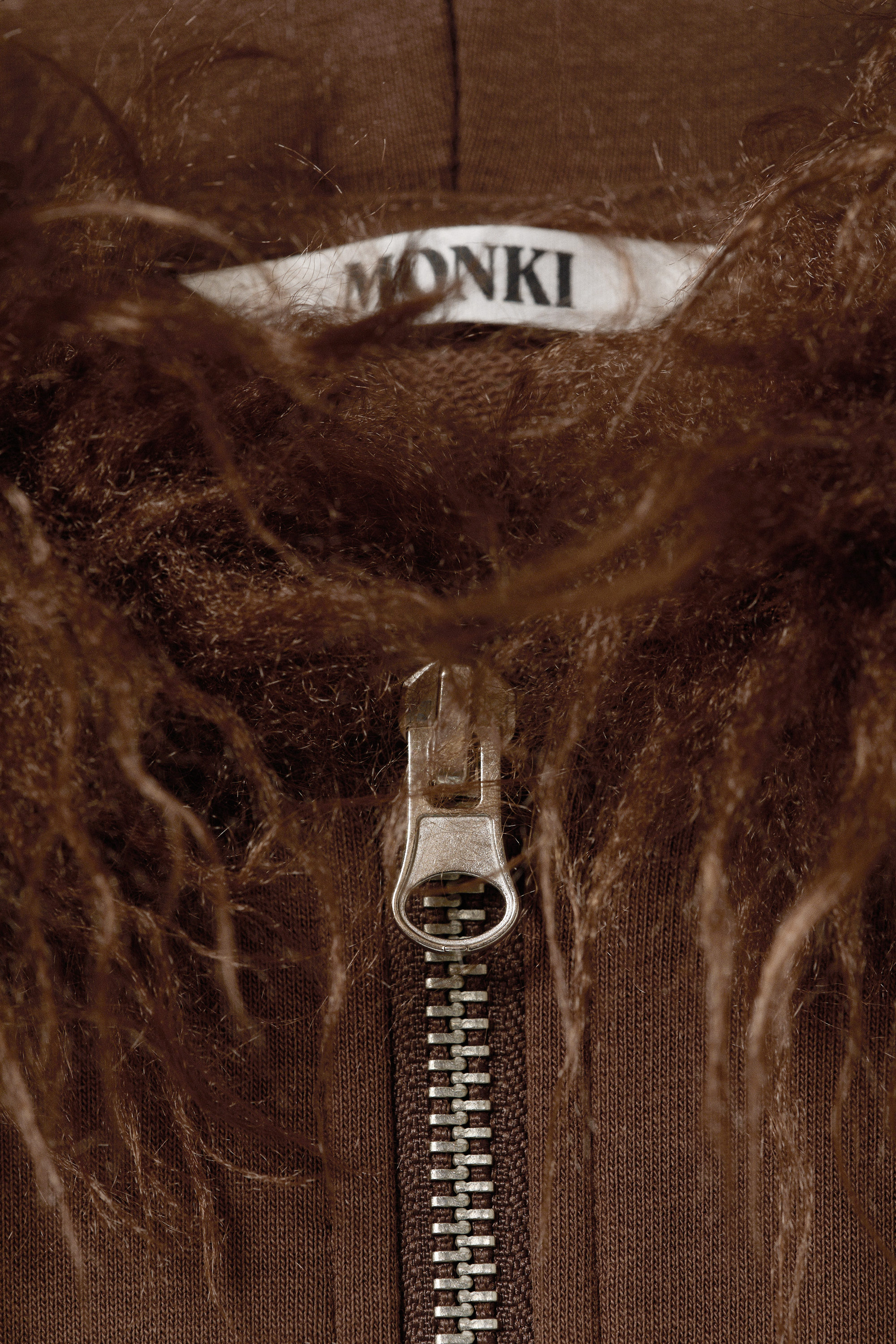 Braun - Eng anliegender Zip-Hoodie mit Kunstfellbesatz - 2