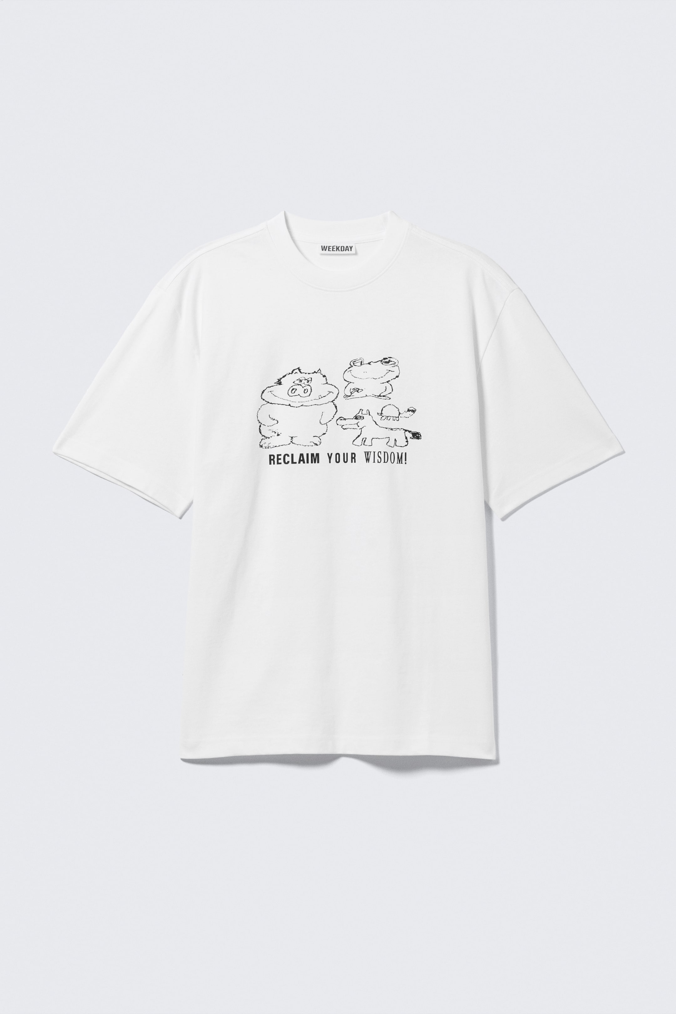 Agrandir l'image: Un T-shirt blanc à coupe décontractée présente son DEVANT, avec un imprimé graphique noir représentant trois créatures de style cartoon et le texte « REPRENEZ VOTRE SAGESSE ! ». Il arbore un col rond côtelé, des épaules tombantes et un ourlet droit.