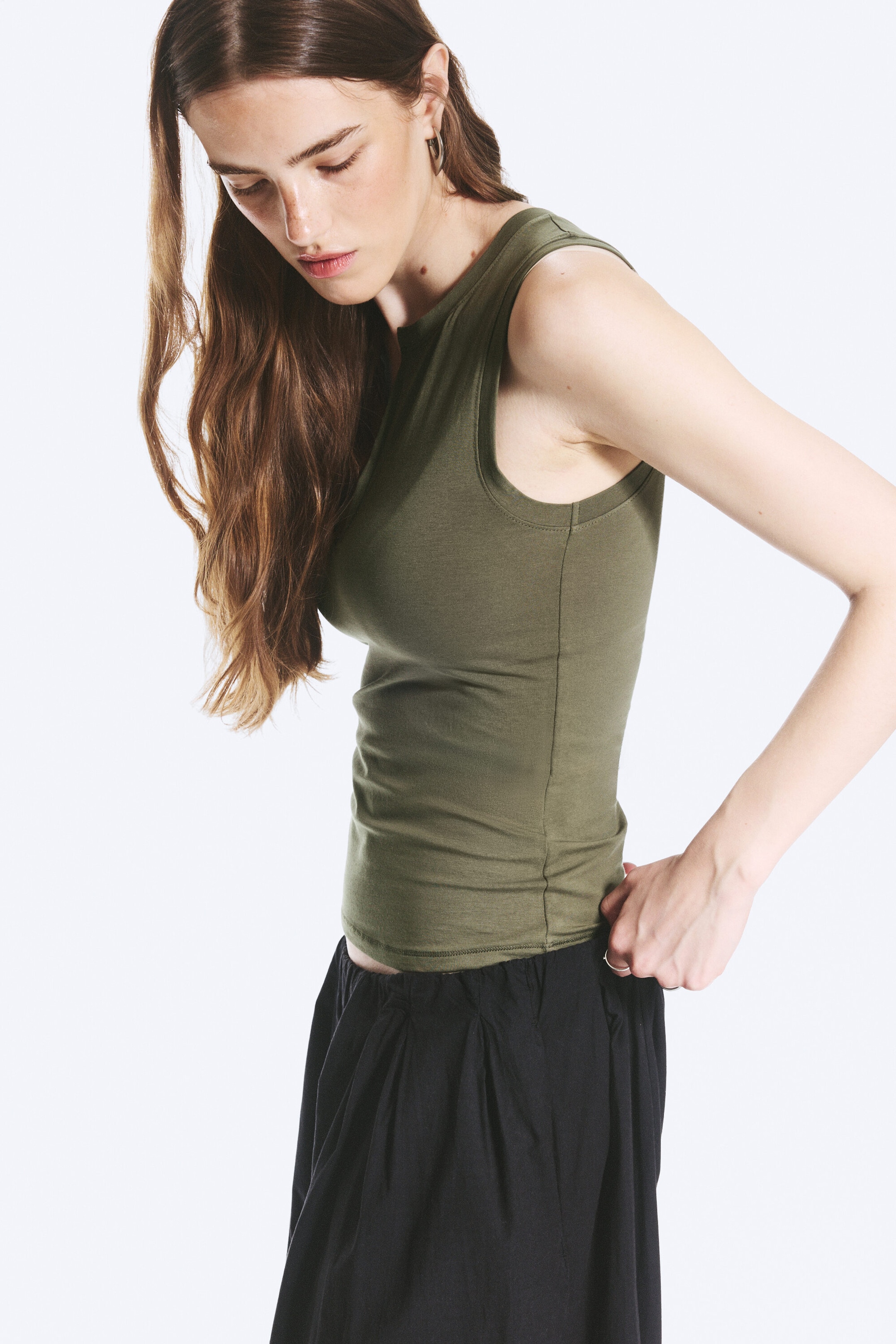 Dusty Khaki Green - Schmales, ärmelloses Top mit V-Ausschnitt - 2
