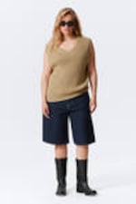 Beige - Gerippte Strickweste mit V-Ausschnitt - 1