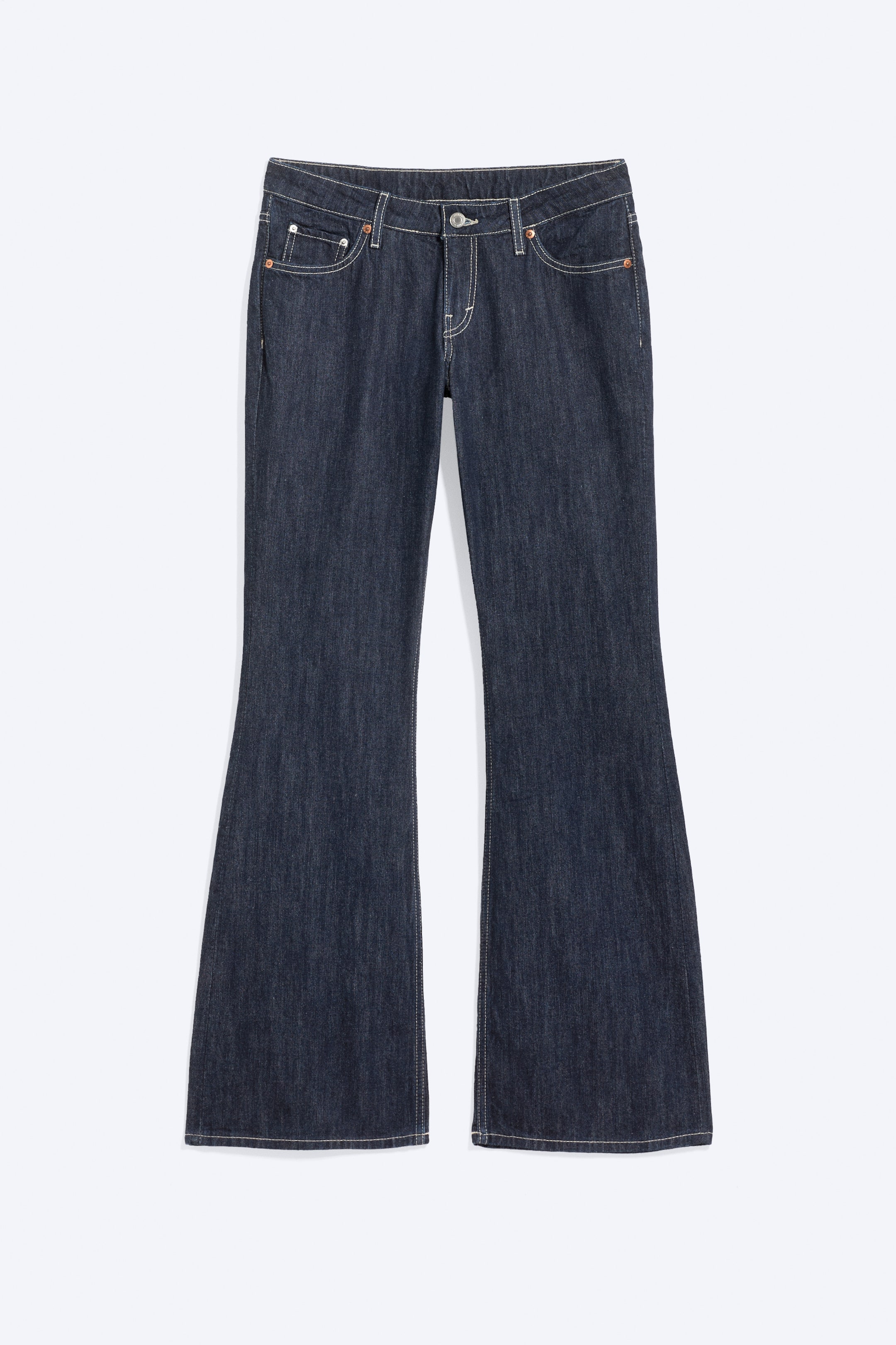 Ver imagem maior: Um par de jeans de lavagem escura com cintura baixa está a apresentar a sua parte frontal, exibindo um corte justo, perna bootcut e comprimento longo. Os jeans apresentam uma textura de ganga subtilmente riscada, um design clássico de 5 bolsos e um fecho de correr.
