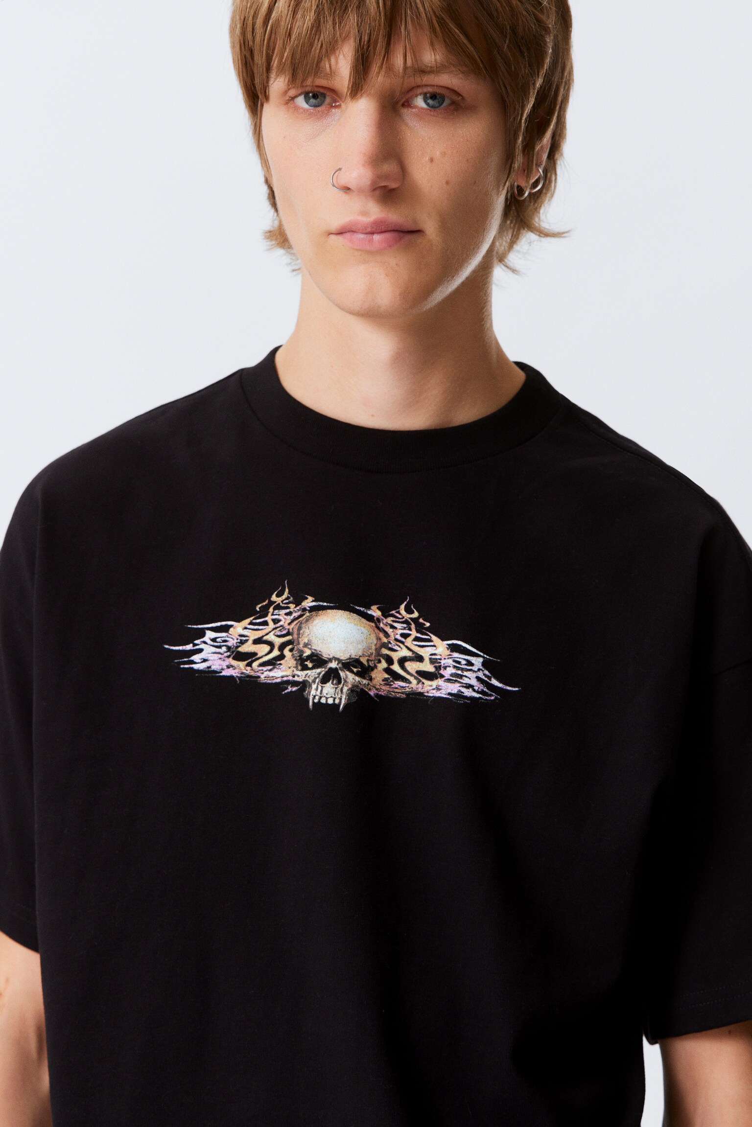 T-shirt boxy com estampado gráfico - Preto - Caveira de Motociclista/Preto - Meia-noite/Preto - Reiniciar/Azul Brilhante - Four Man Gang/Vermelho-escuro/Preto Lavado - Mizzion/Branco - Tiger Wolf/Branco - Smilish/Branco - Homem Sapo/Preto - Butterskull/Branco - Homem triste em rosa - 4