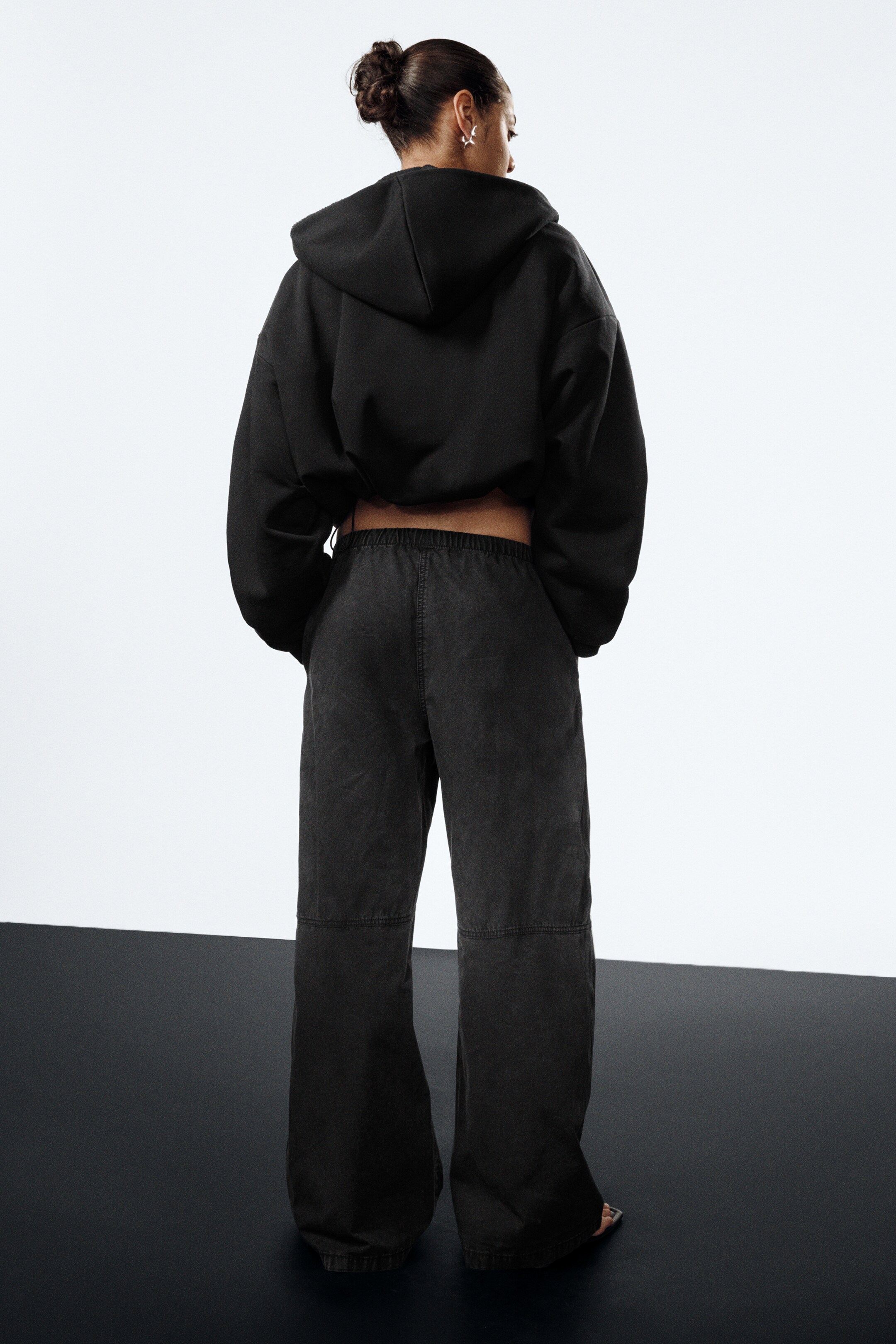 Se større billede: Low Rise Baggy Washed Canvas Trousers - Forvasket sort - DAME | H&M DK 3