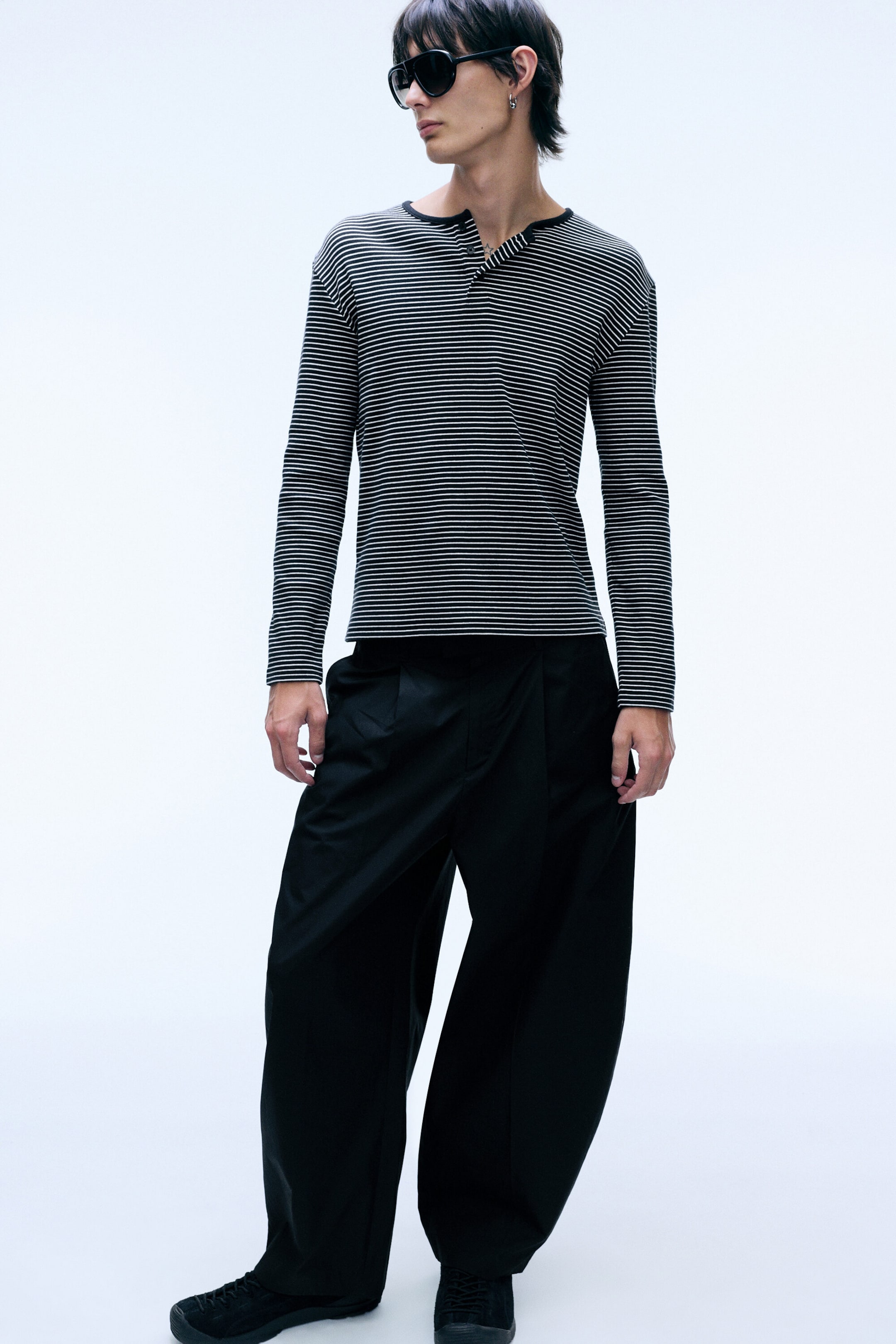 Schwarz gestreift - Langärmeliges Henley-Shirt aus Baumwolle - 1