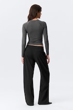 Dunkelgrau - Eng anliegendes Oberteil mit Raglanärmeln - 2