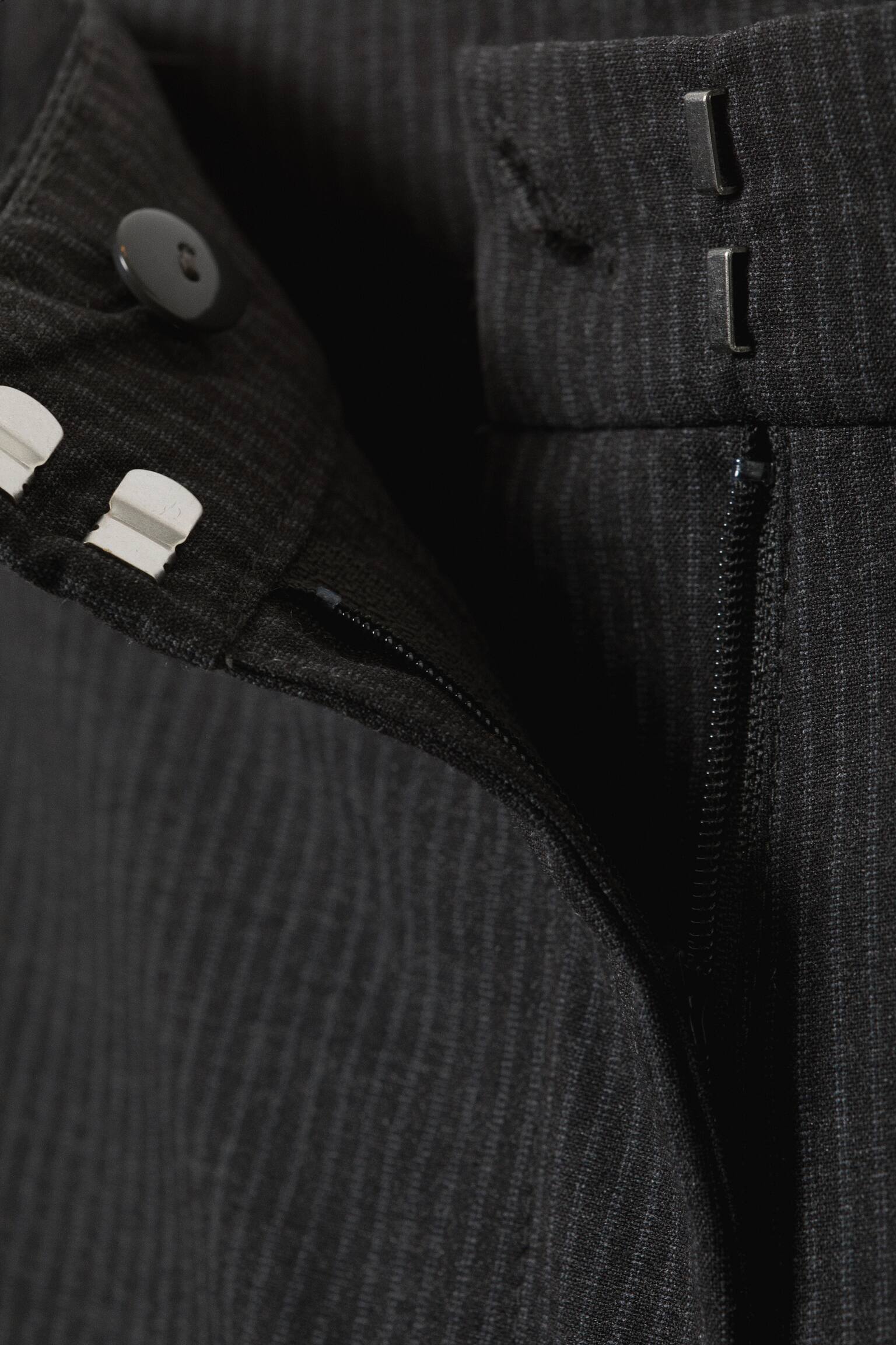 Pantaloni loose in tessuto per abiti a vita bassa-Motivo gessato grigio scuro - 3